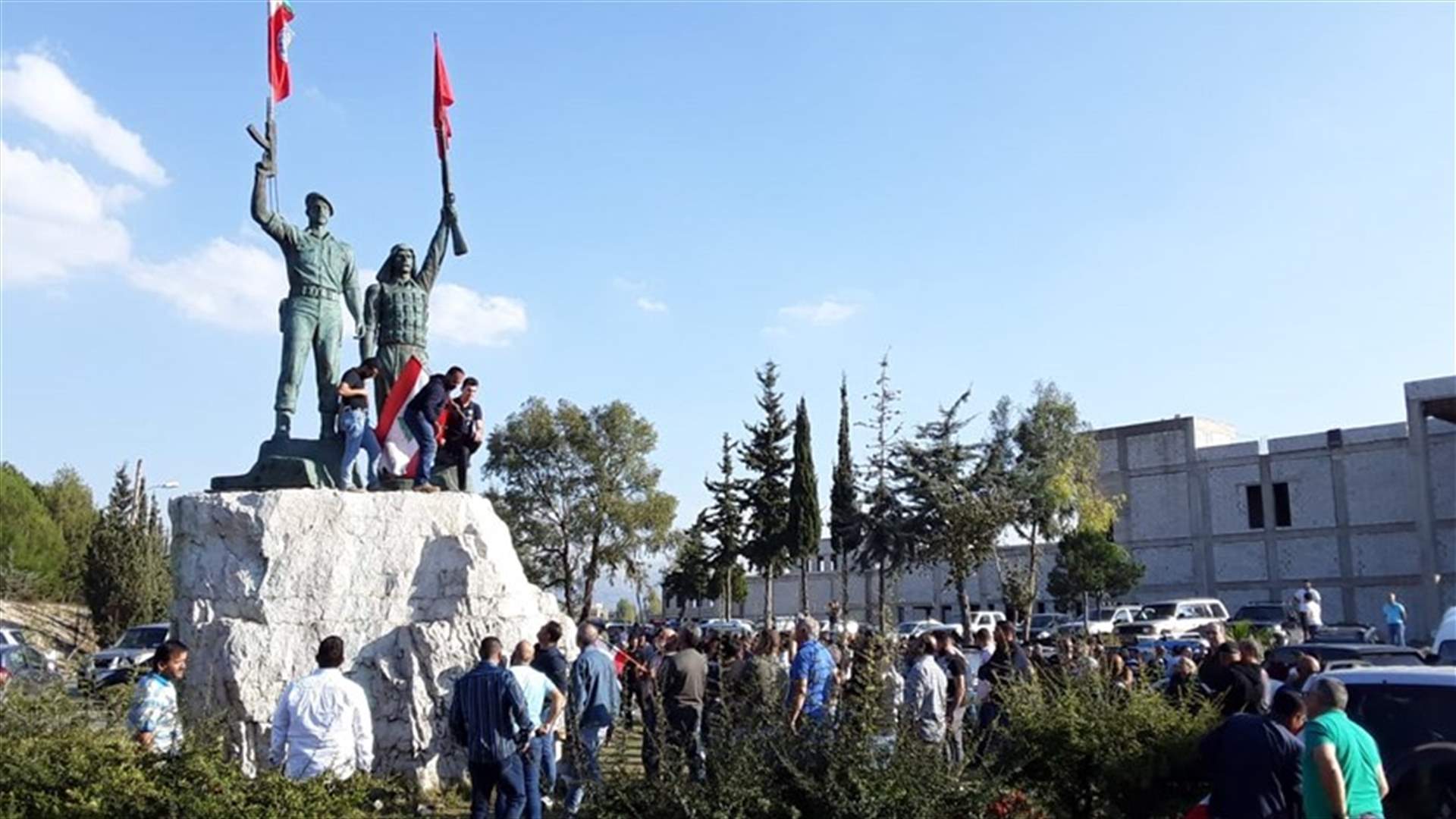 تجمع أمام نصب شهداء الجبل رفضا لوضع قبضة الثورة فيه والمس برمزيته