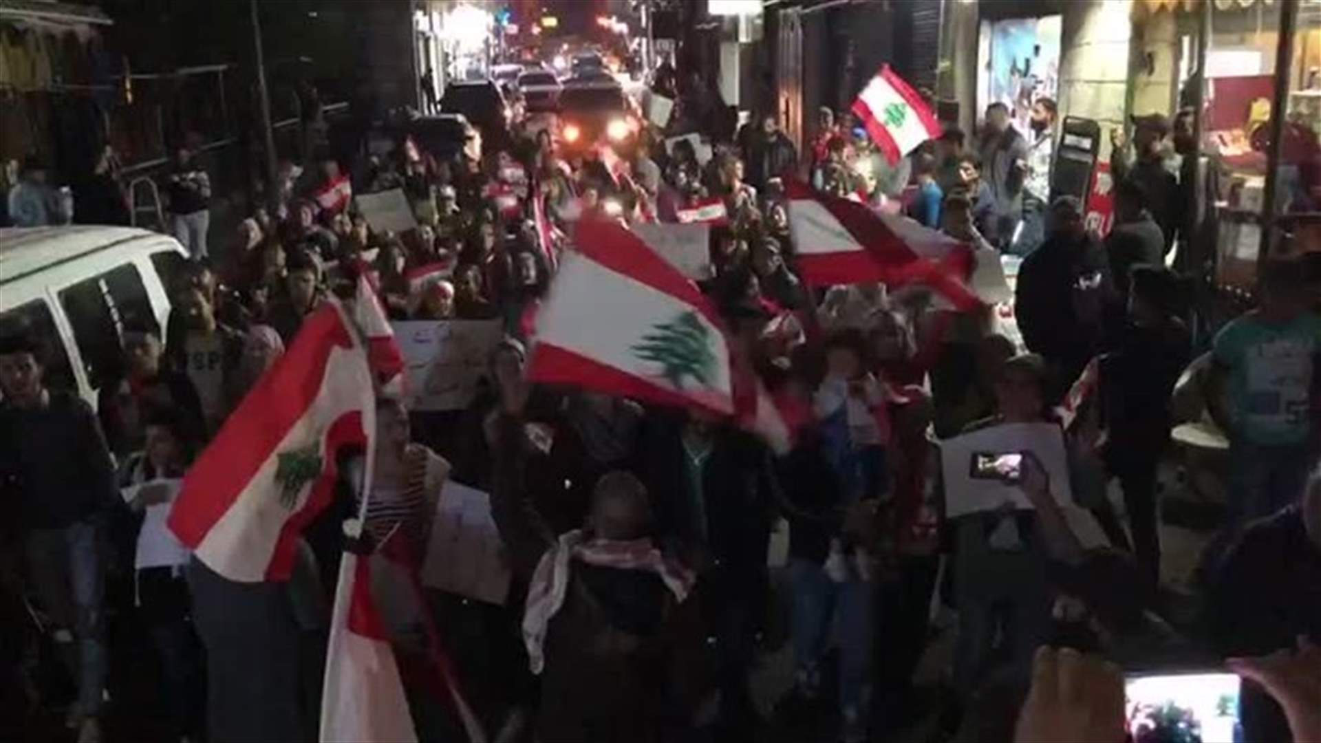 Protesters stage sit-in in Baalbek, rally through city’s streets (Video)