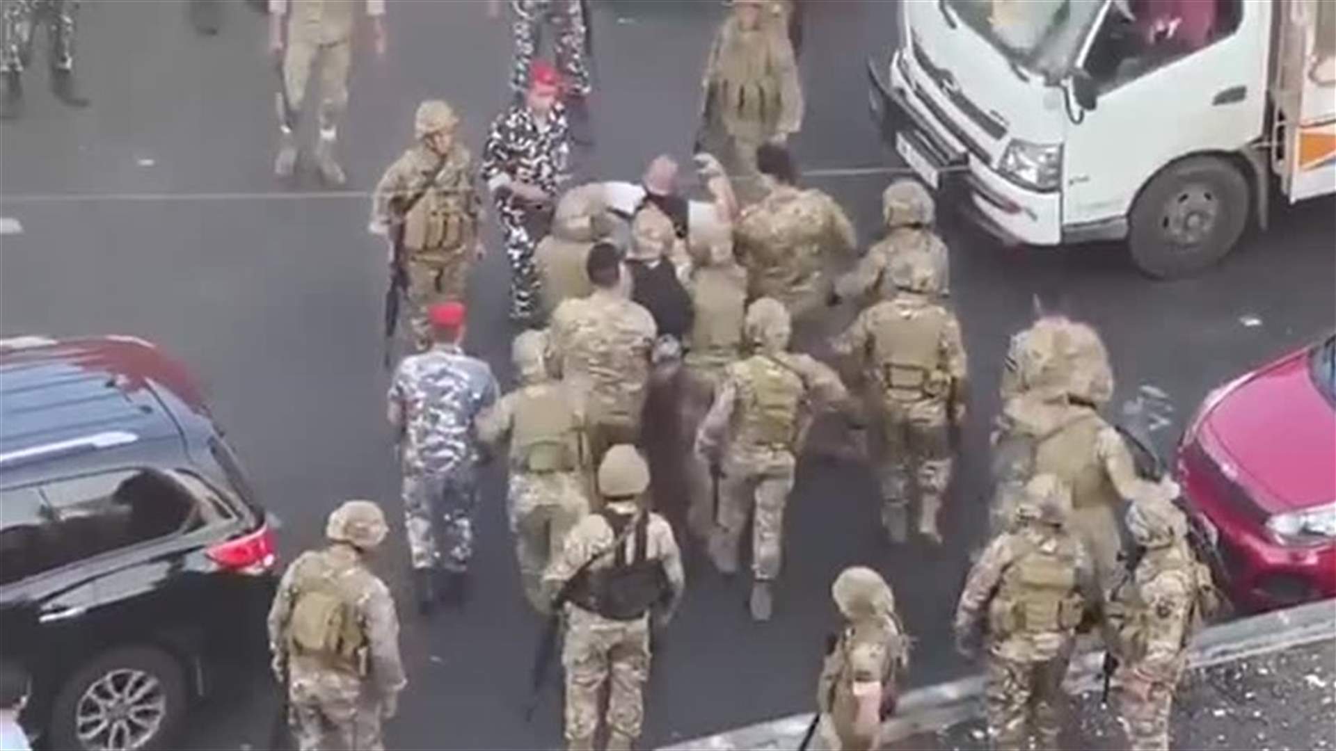 لحظة اقتياد الجيش لشاب أثناء عملية فتح طريق جل الديب صباحا (فيديو)