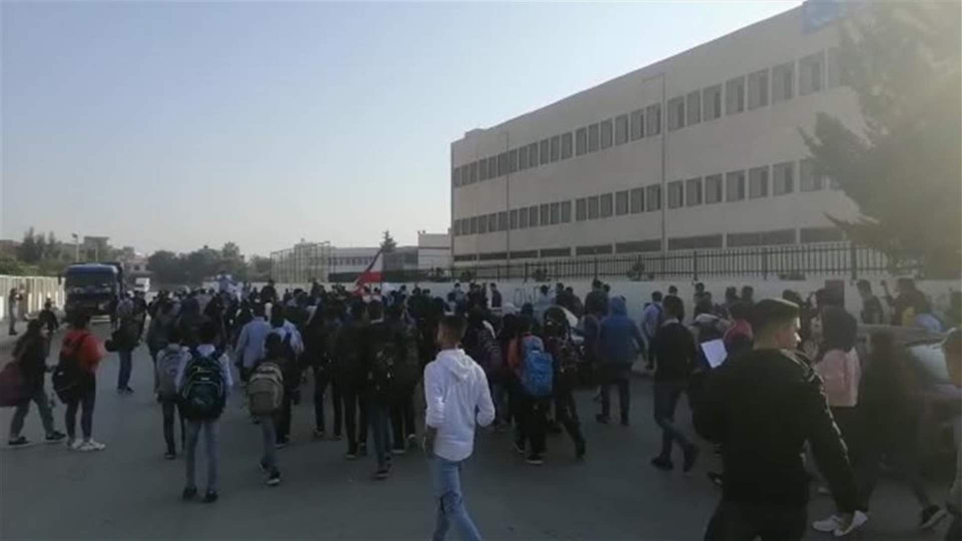 عدد من الطلاب يتظاهر في بر الياس تحت شعار "لا دراسة لا تدريس" (فيديو)