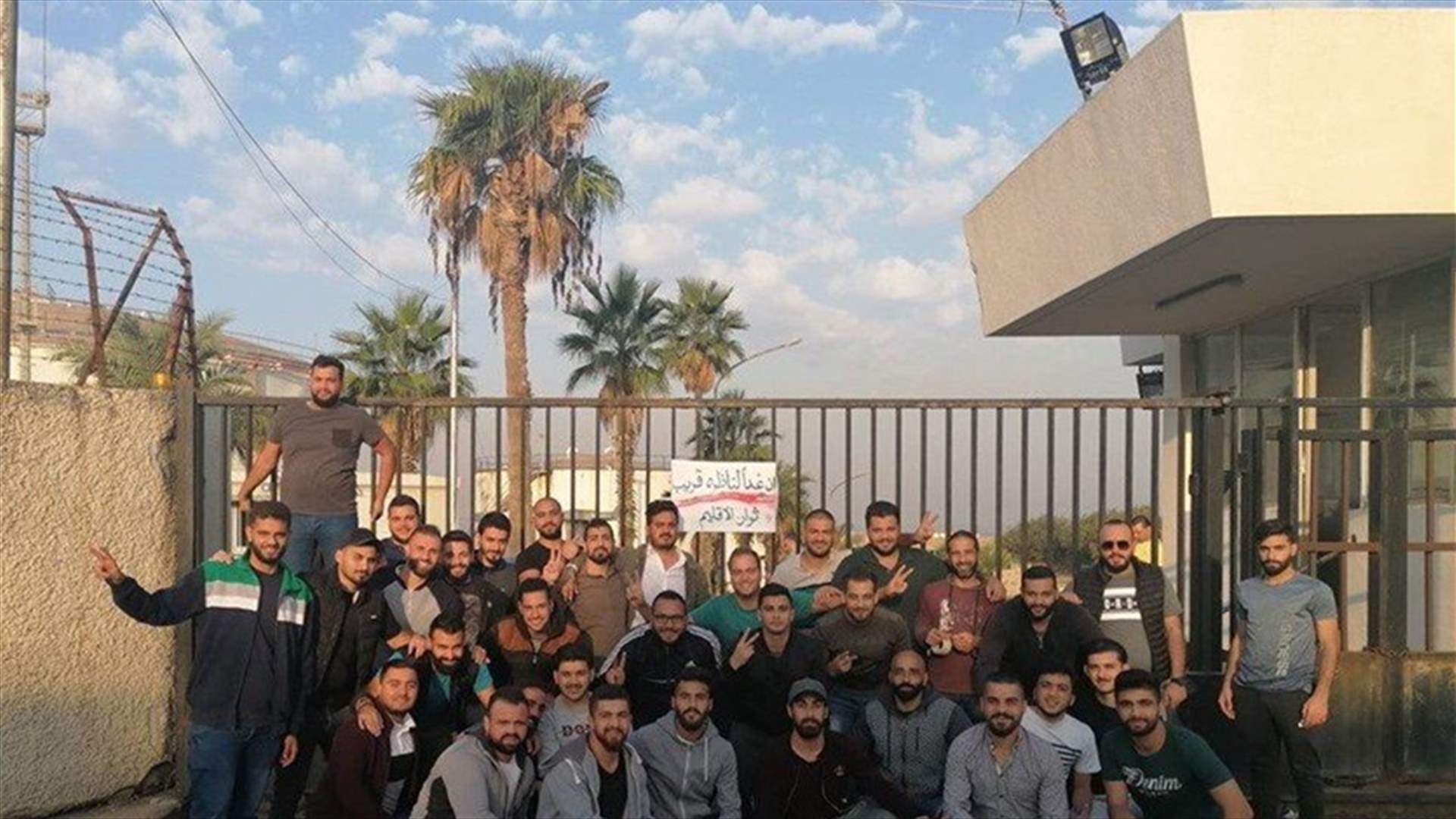 محتجون أقفلوا بوابتي معملي الجية وسبلين الحراريين (فيديو)