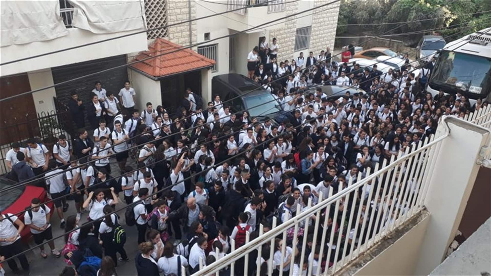 طلاب ثانوية غزير يرفضون الدخول الى صفوفهم (صور)