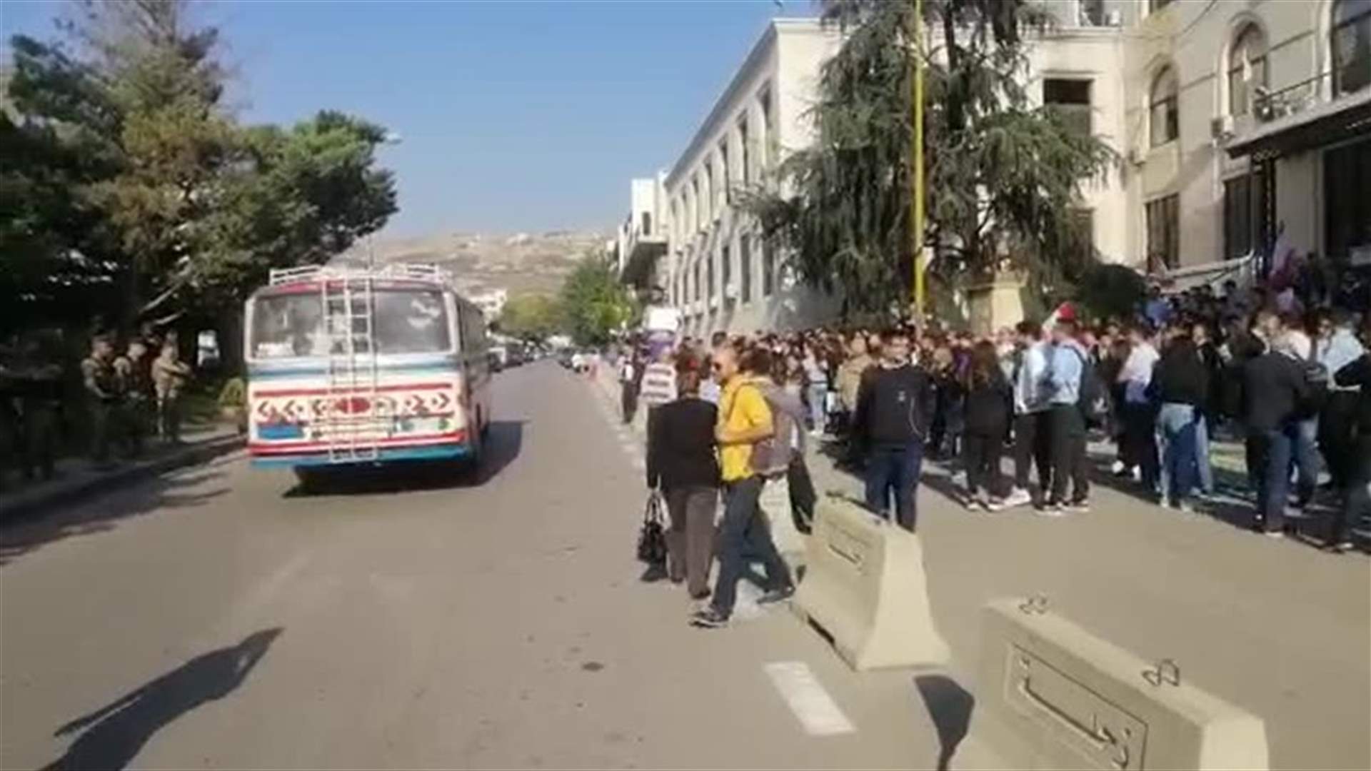 عدد من الطلاب يقفل سراي زحلة تضامناً مع الحراك الشعبي (فيديو)