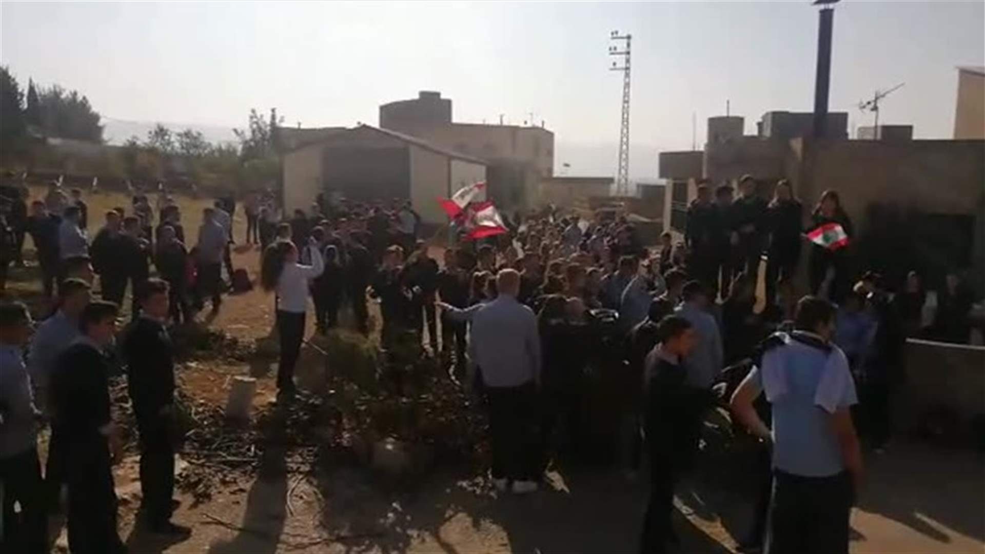وقفة احتجاجية لطلاب ثانوية دير الأحمر أمام مركز أوجيرو (فيديو)