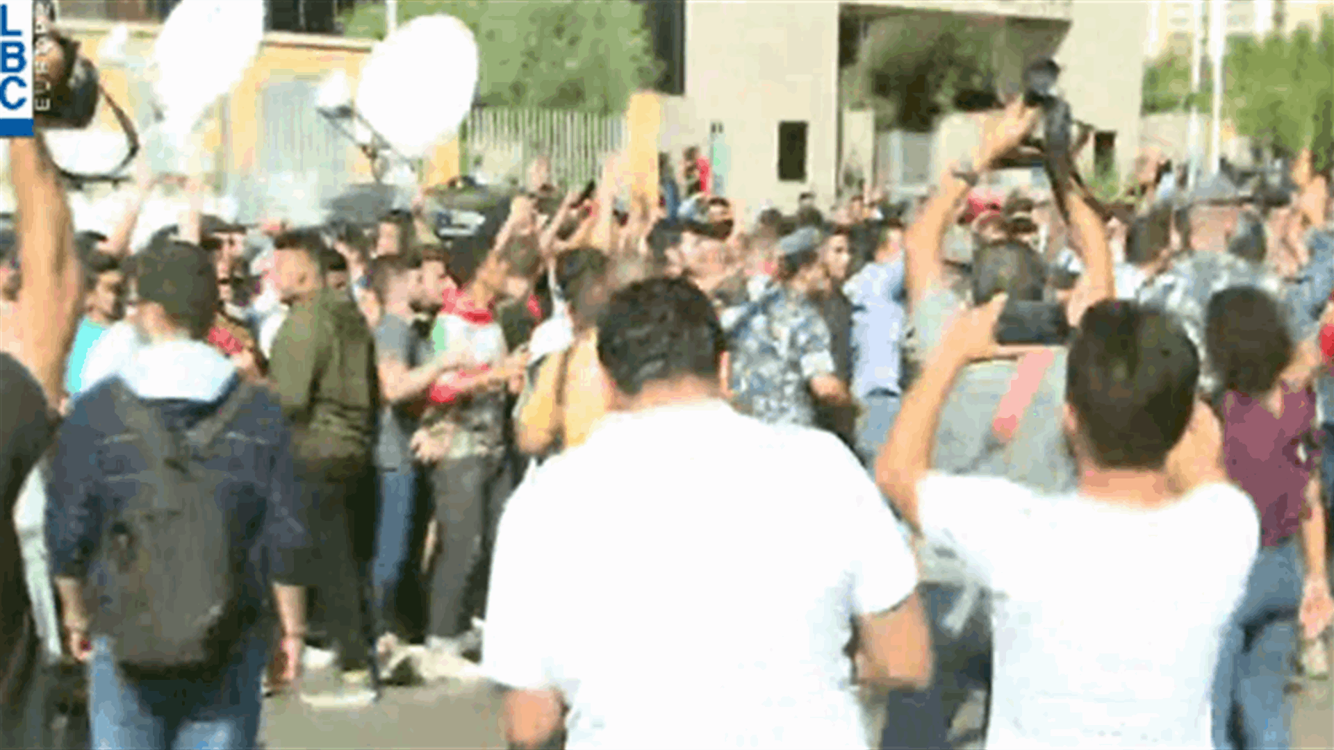 اشكال بين القوى الامنية والطلاب أمام وزارة التربية (فيديو)