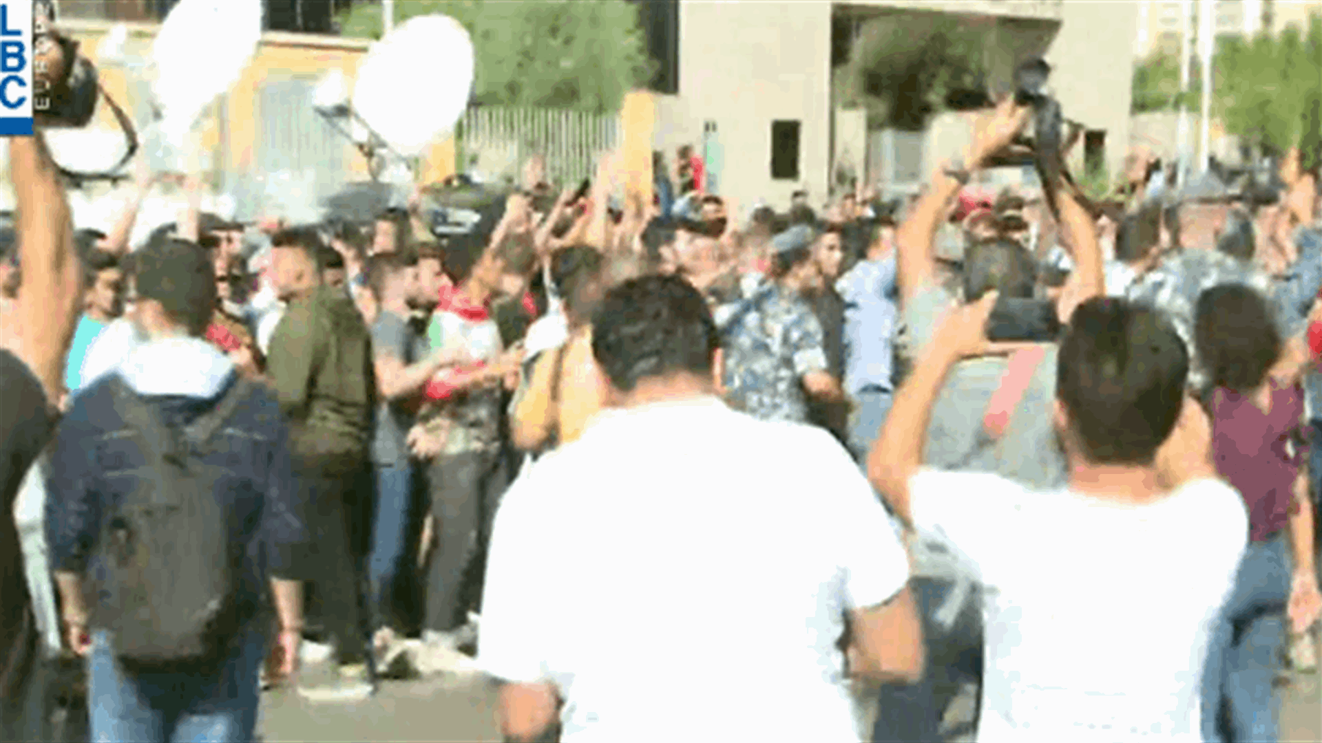 Dispute breaks out between protesters and security forces outside Education Ministry-[VIDEO]