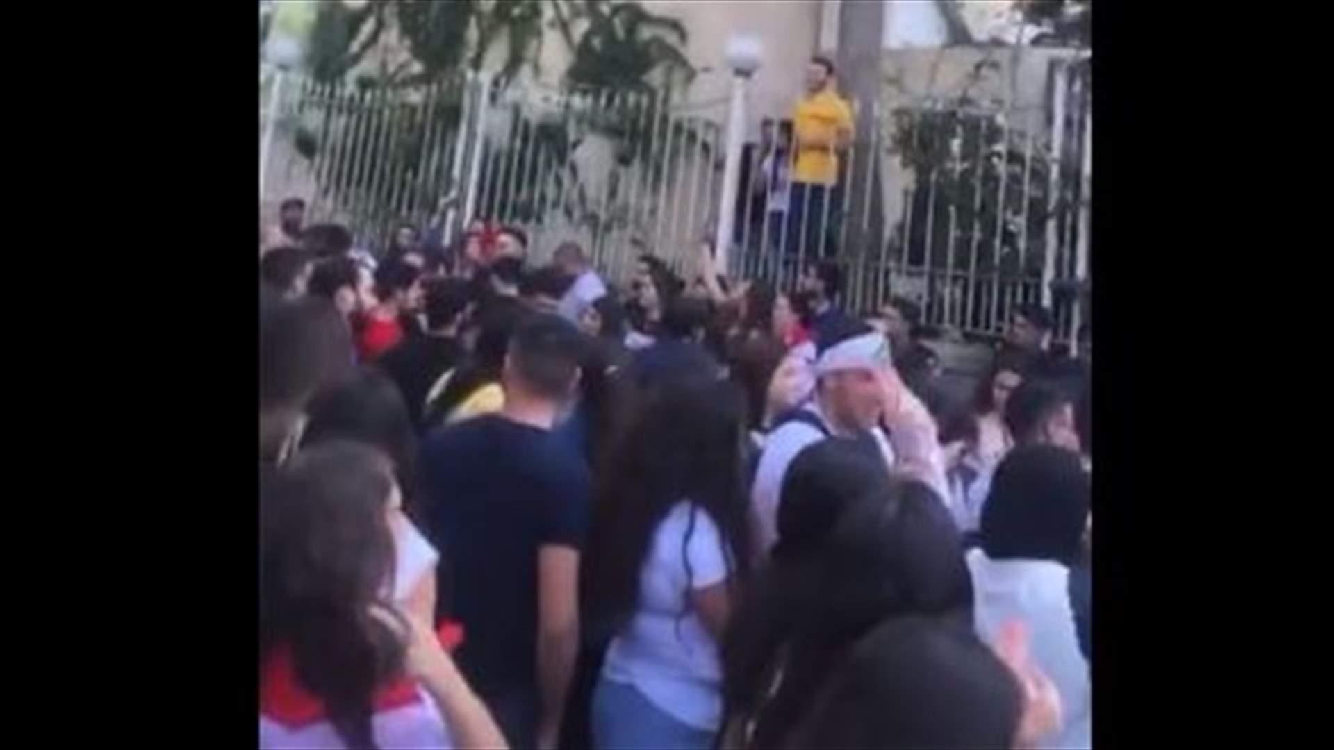 طلاب جامعة القدّيس يوسف - هوڤلين يقفلون الطريق المؤدّية إلى حرم الجامعة (فيديو)