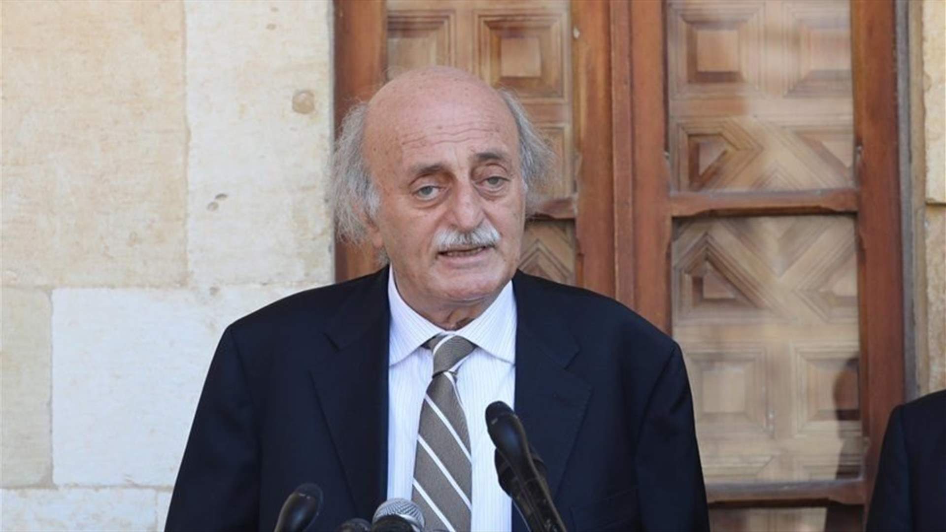 Jumblatt to ABC: Lebanon is on brink of economic collapse, needs technocrats
