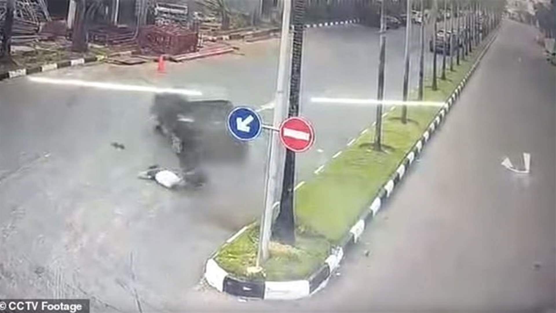 فيديو مرعب... سيارة طارت في الهواء ودهست سيدة!