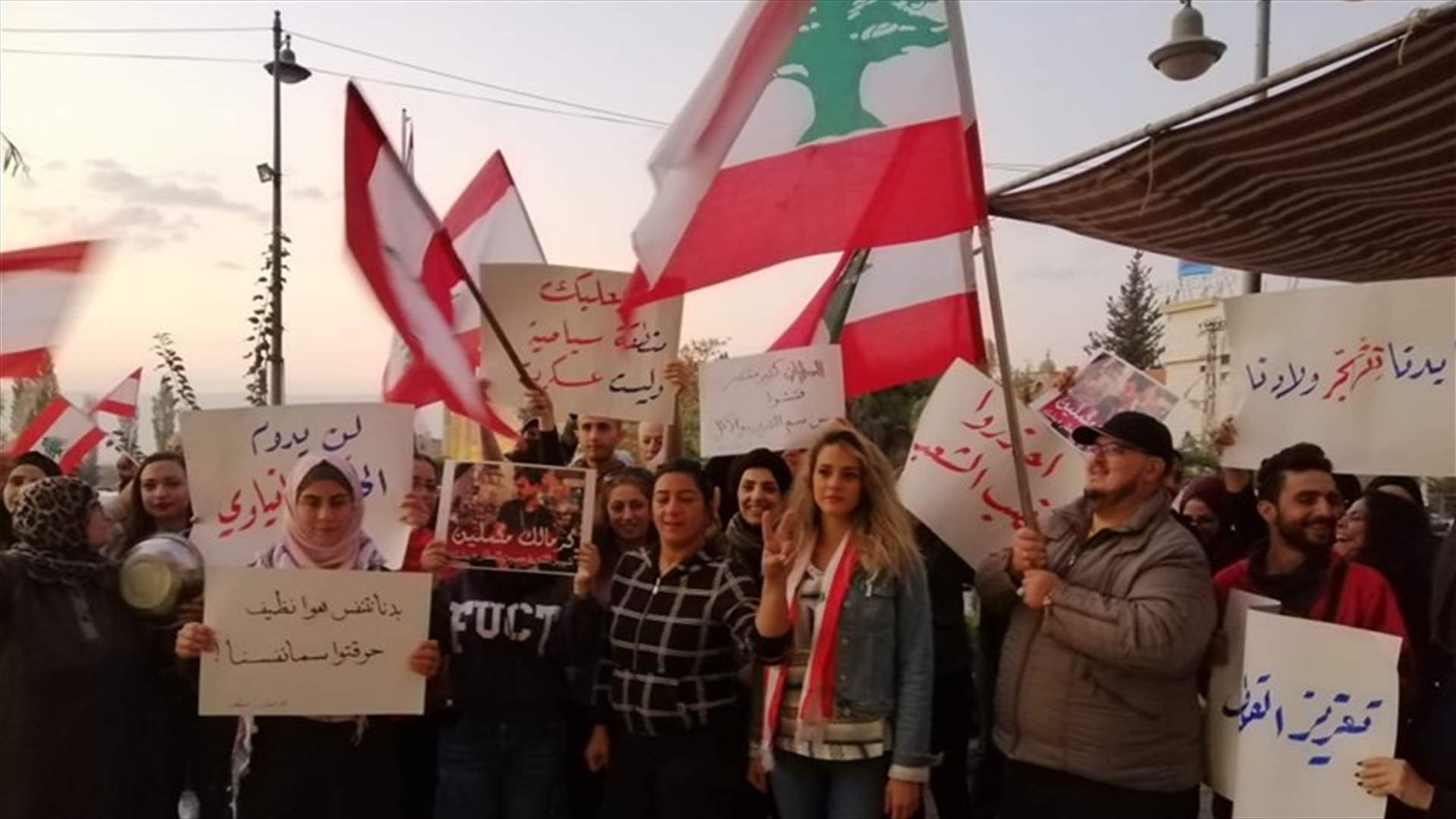 اعتصام مسائي لحراك أبناء بعلبك... وقرع على الطناجر (فيديو)