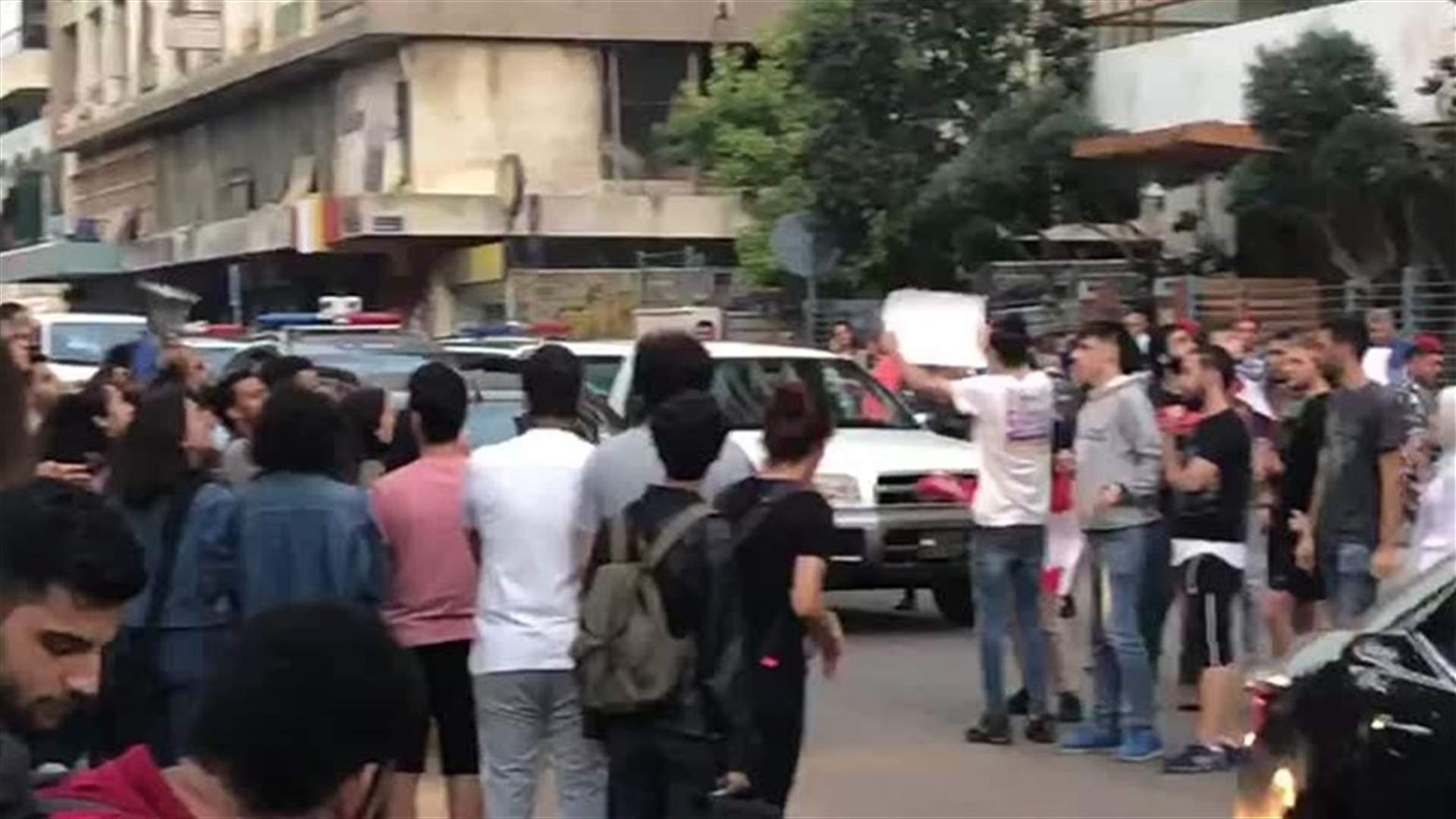 اعتصام امام منزل الرئيس السنيورة في شارع بلس