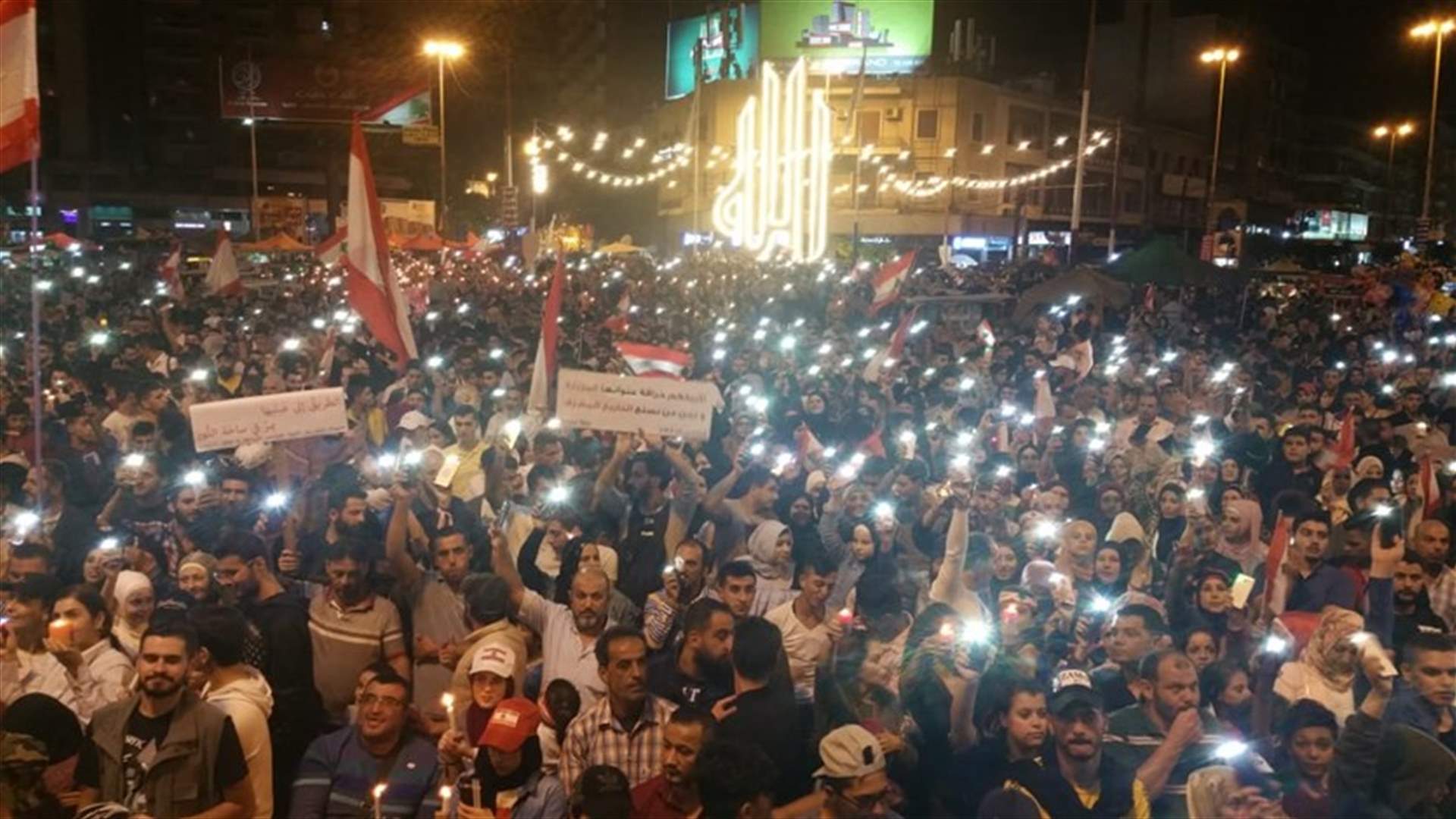 محتجون في طرابلس يدعون الى ازالة صور جميع سياسيي المدينة غدا