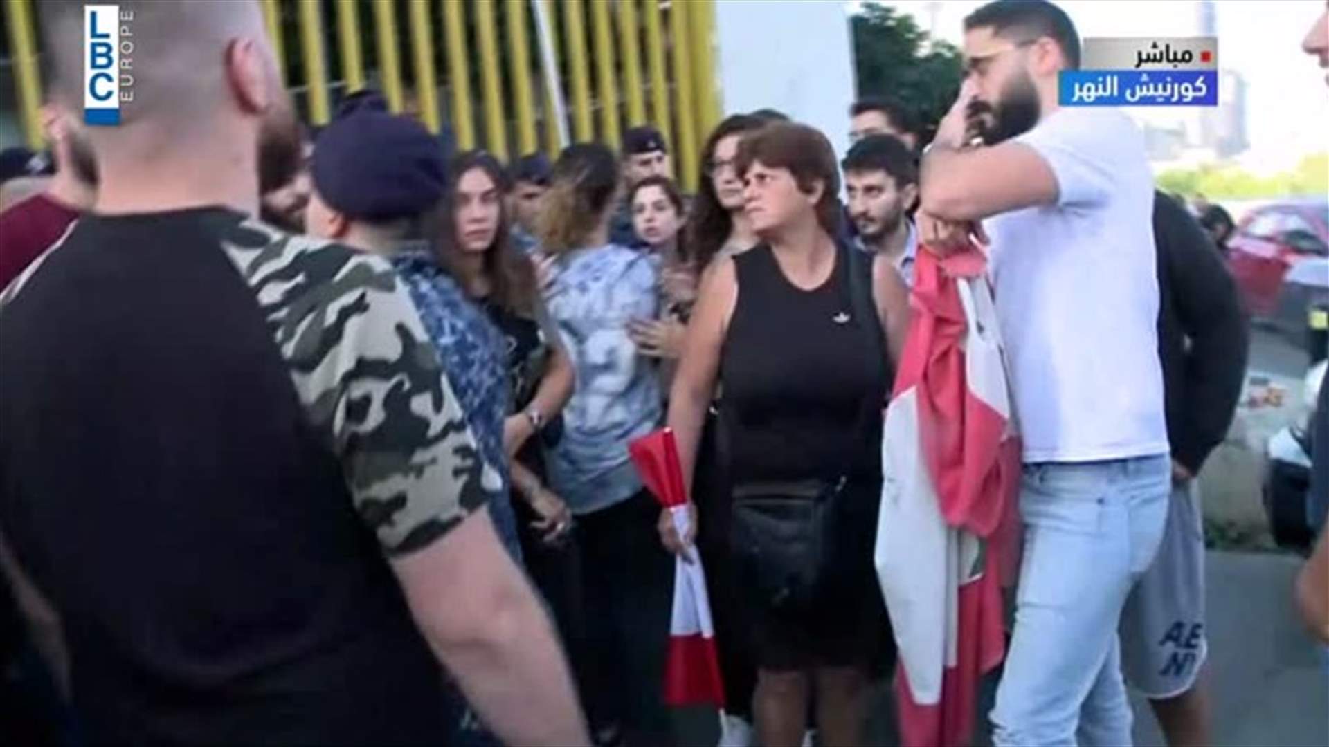 تدافع أمام مؤسسة كهرباء لبنان... والقوى الأمنية تتدخل (فيديو)