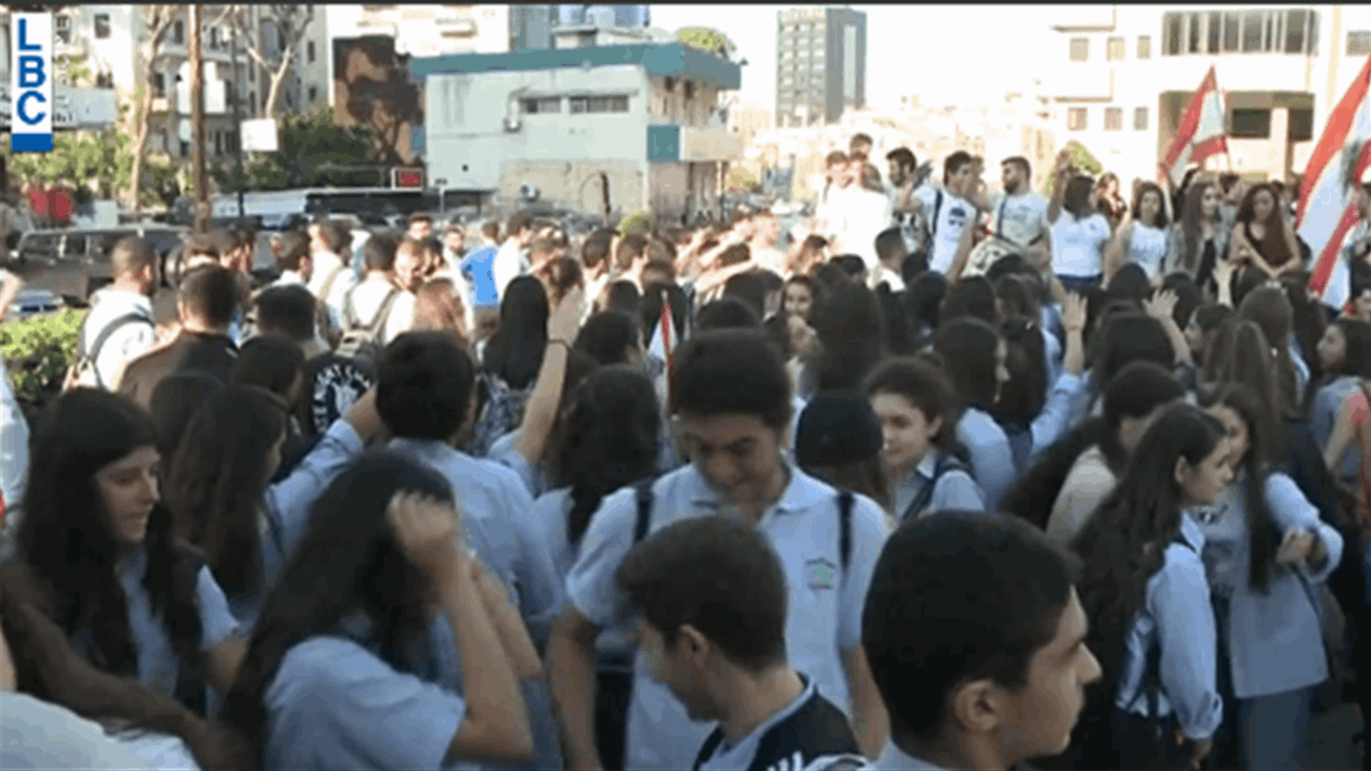 عشرات الطلاب يتظاهرون في ساحة الجديدة...هذه هي مطالبهم (فيديو)