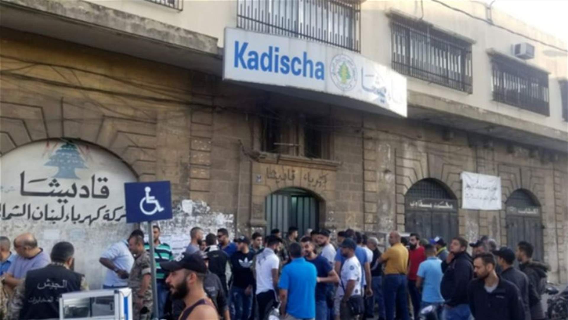 محتجون يعتصمون أمام المصارف والمدراس والمؤسسات الرسمية في طرابلس