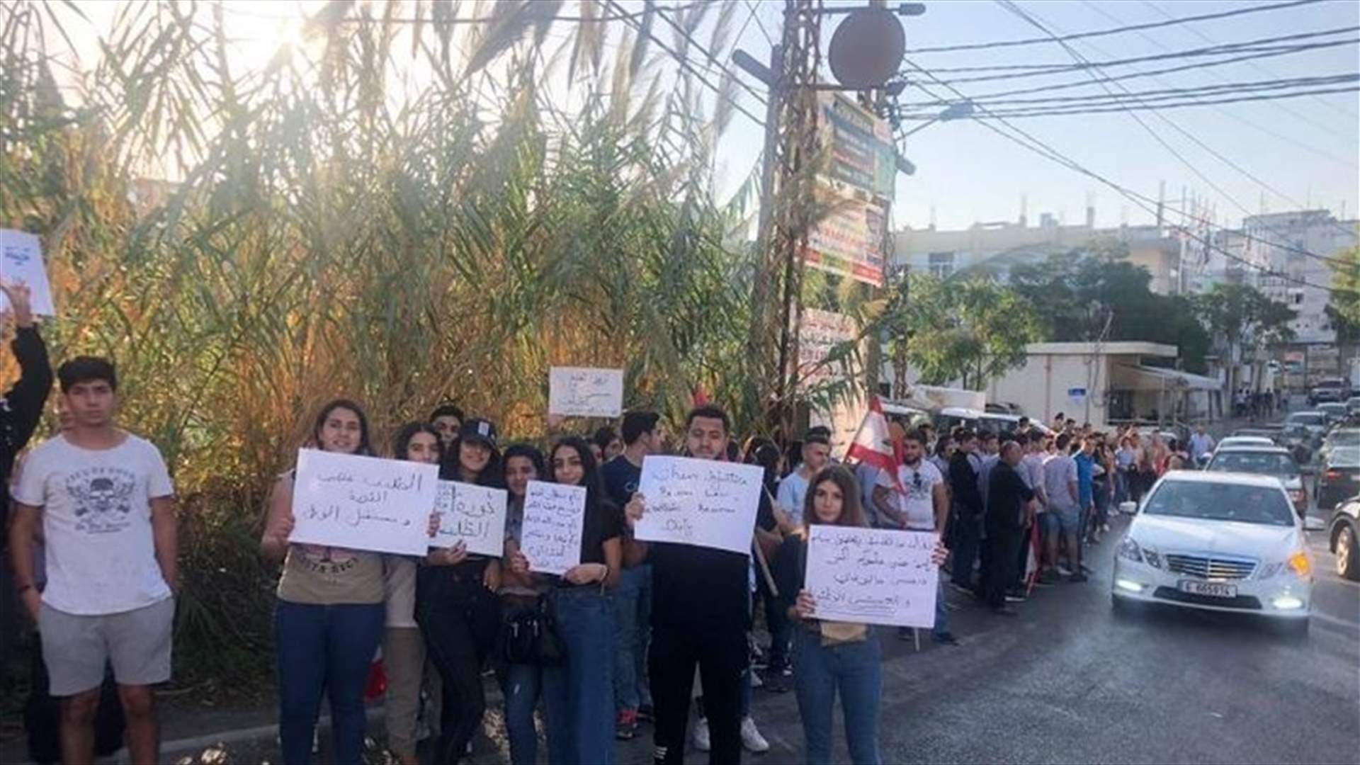 Students stage demonstration in Batroun (Video)