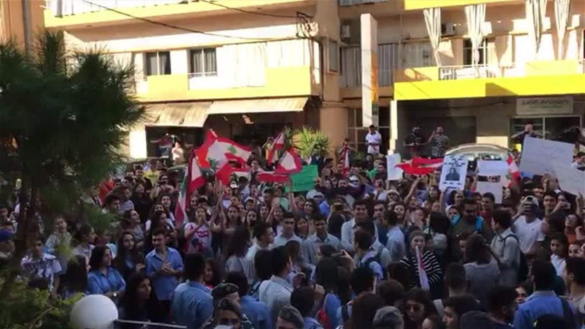 Students in Jbeil protest outside Ogero offices (Video)