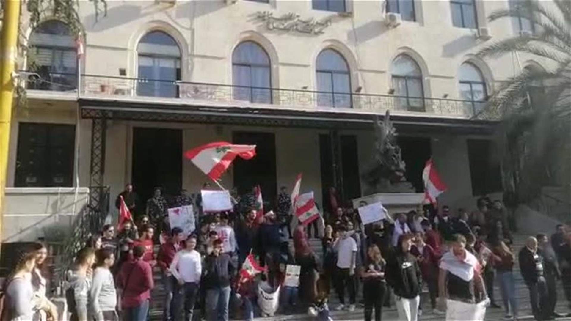 Protesters stage sit-in outside Zahle Serail amid security measures (Video)