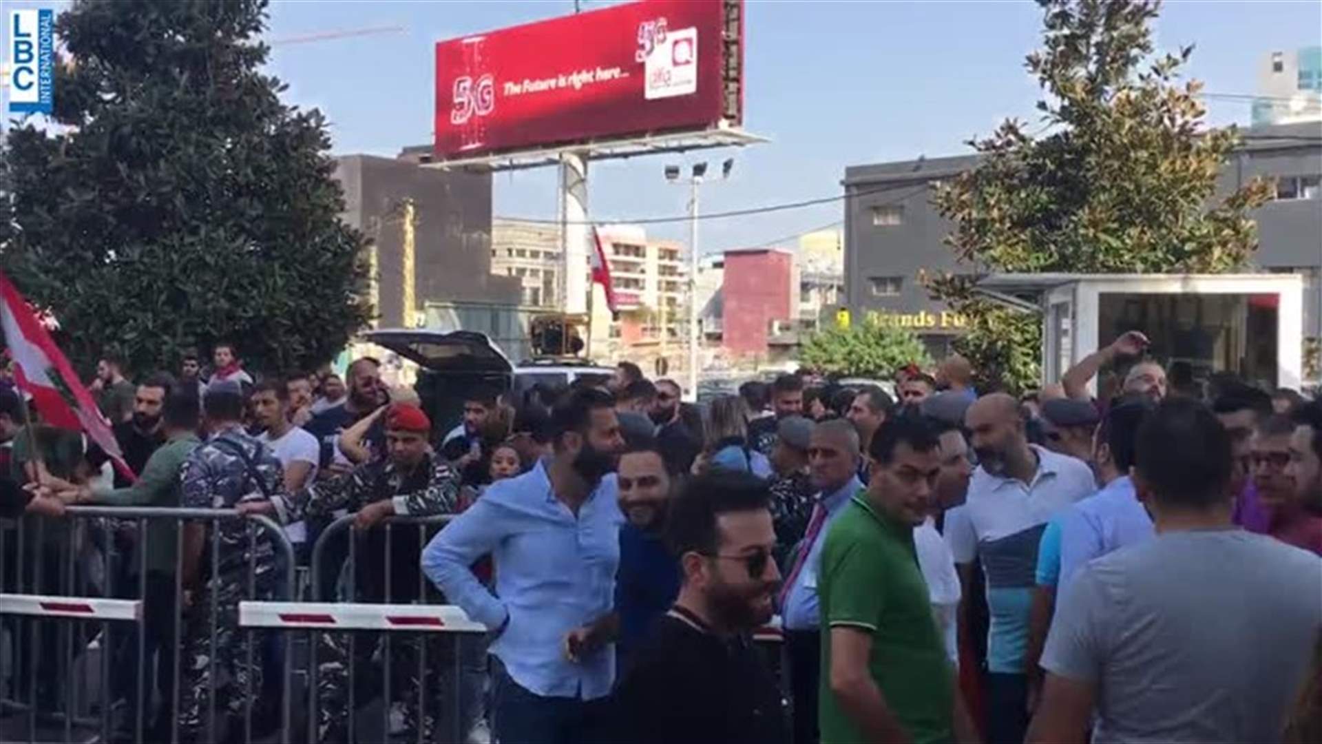 اعتصام أمام مبنى شركة ألفا والموظفون ينضمون إلى صفوف المتظاهرين (فيديوهات)