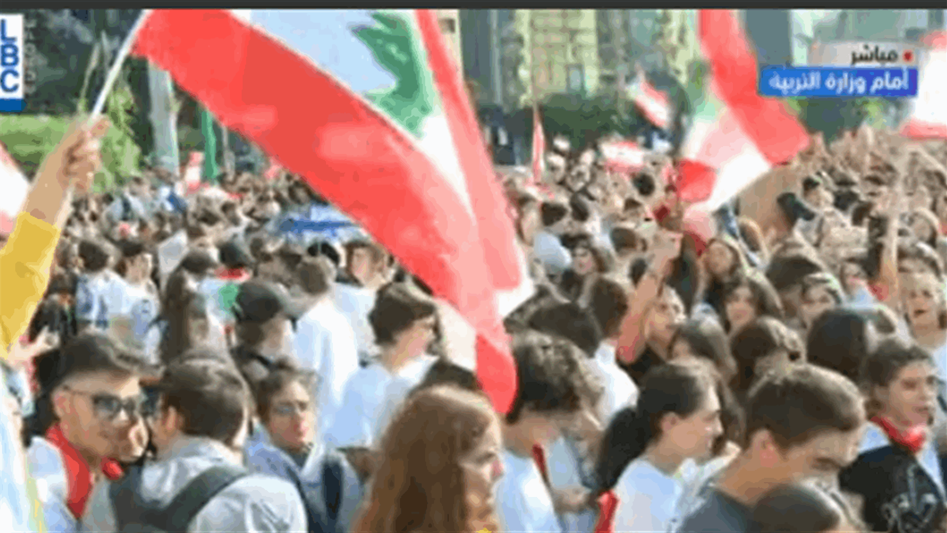 Thousands of students stage protest outside Education Ministry (Video)