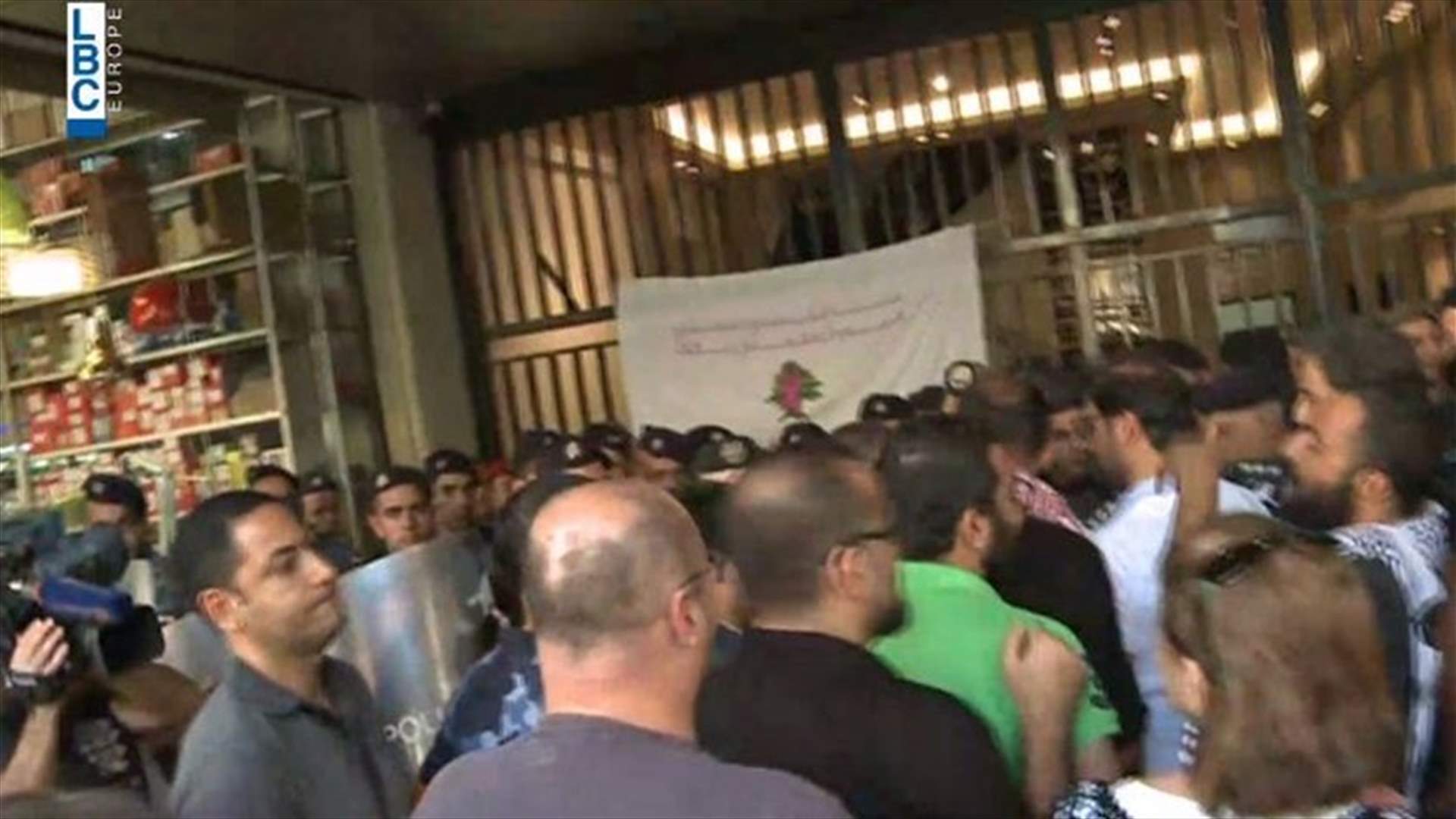 Protesters stage sit-in outside Audit Bureau (Video)