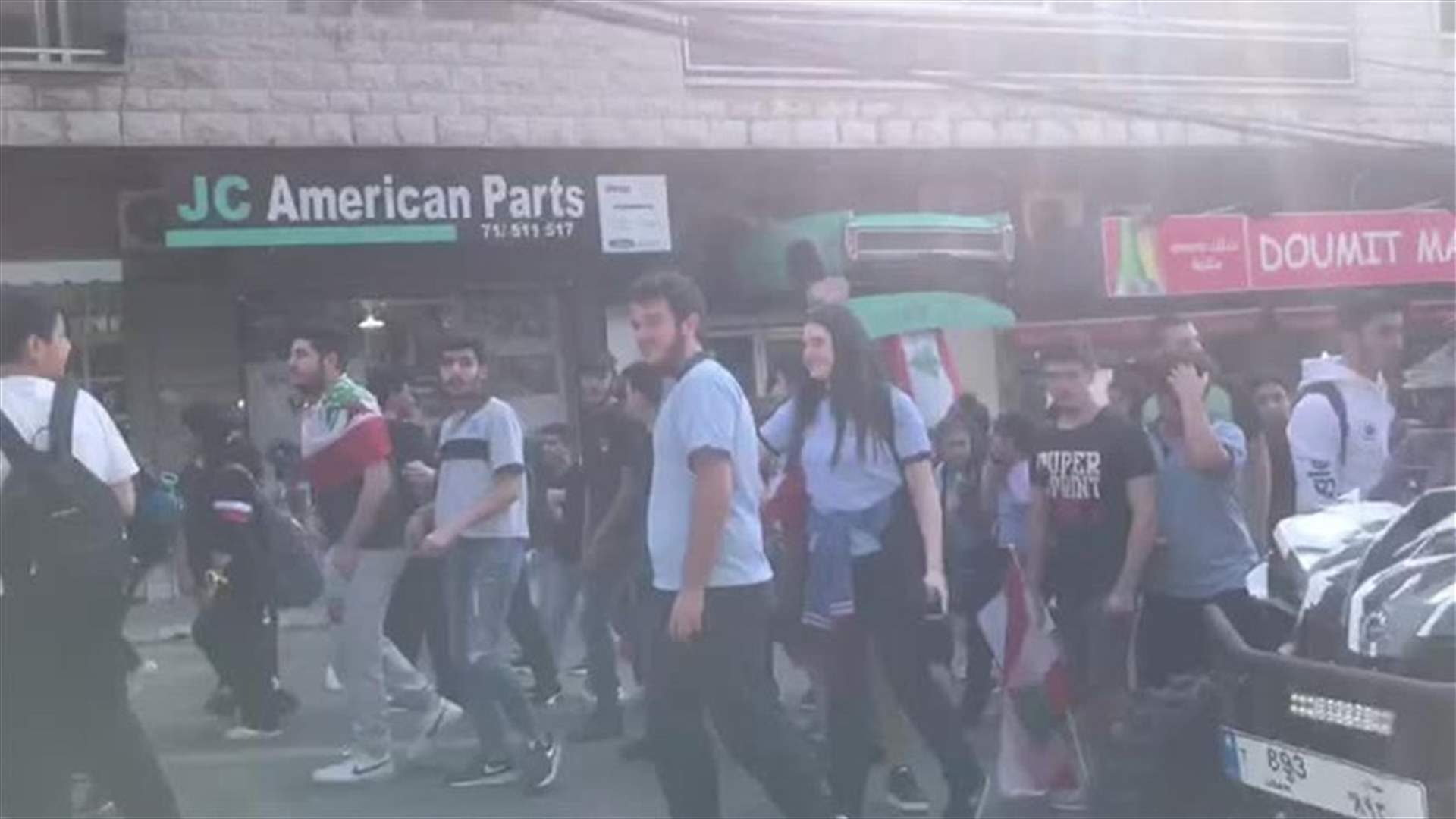 Students block road in Ajaltoun (Video)