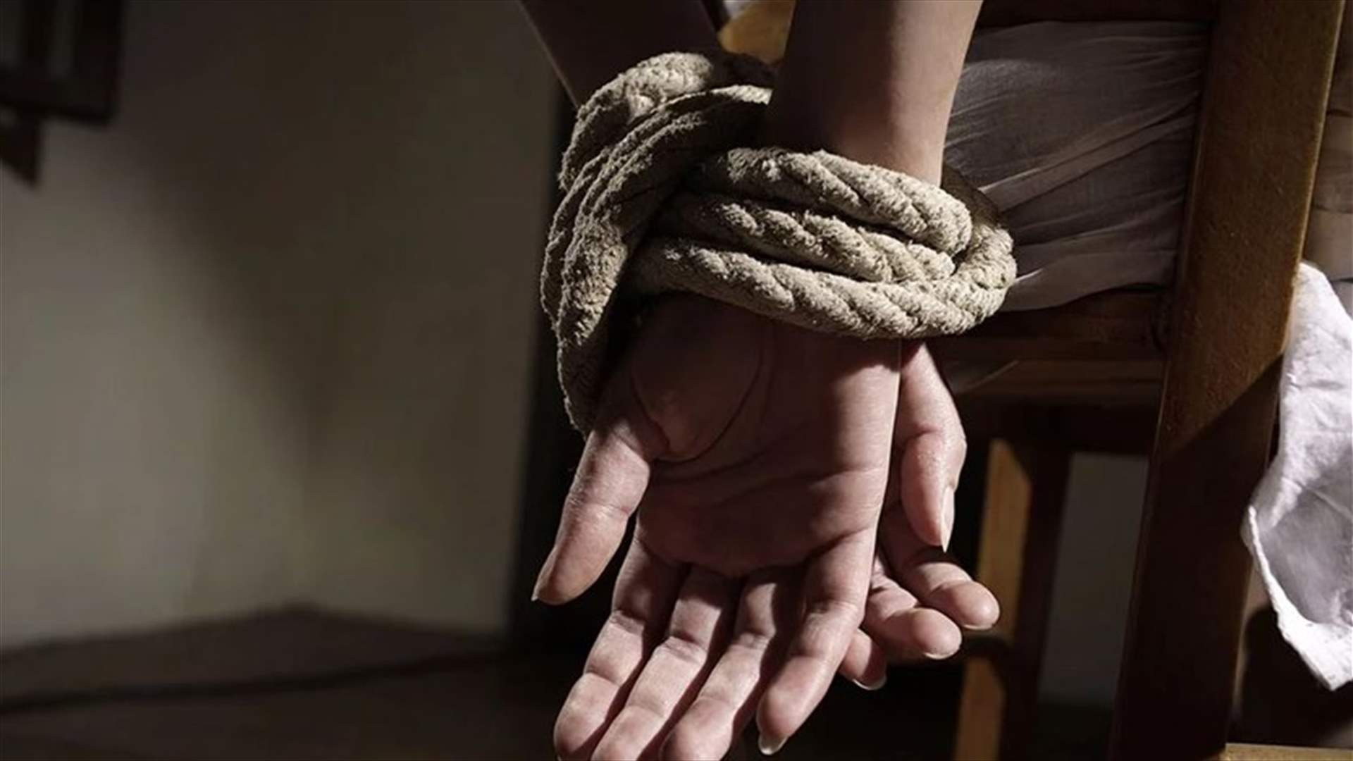 اقتحام "وكر" مروج مخدرات في السعودية... يكشف قضية احتجاز فتاة قاصر (فيديو)