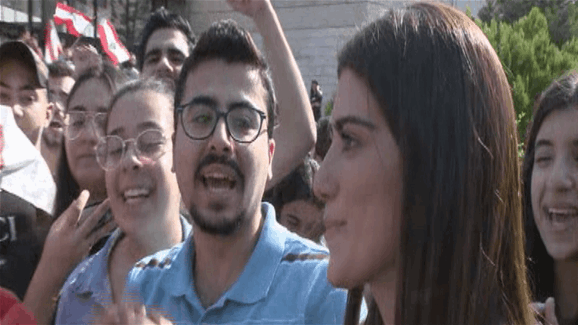 دموع مراسلة الـLBCI تأثرا بكلمات الطلاب أمام قصر العدل في الجديدة (فيديو)