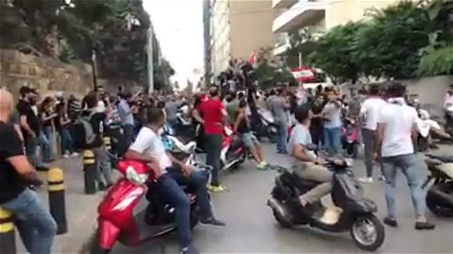 Sit-in staged outside Siniora’s residence in Sidon (Video)