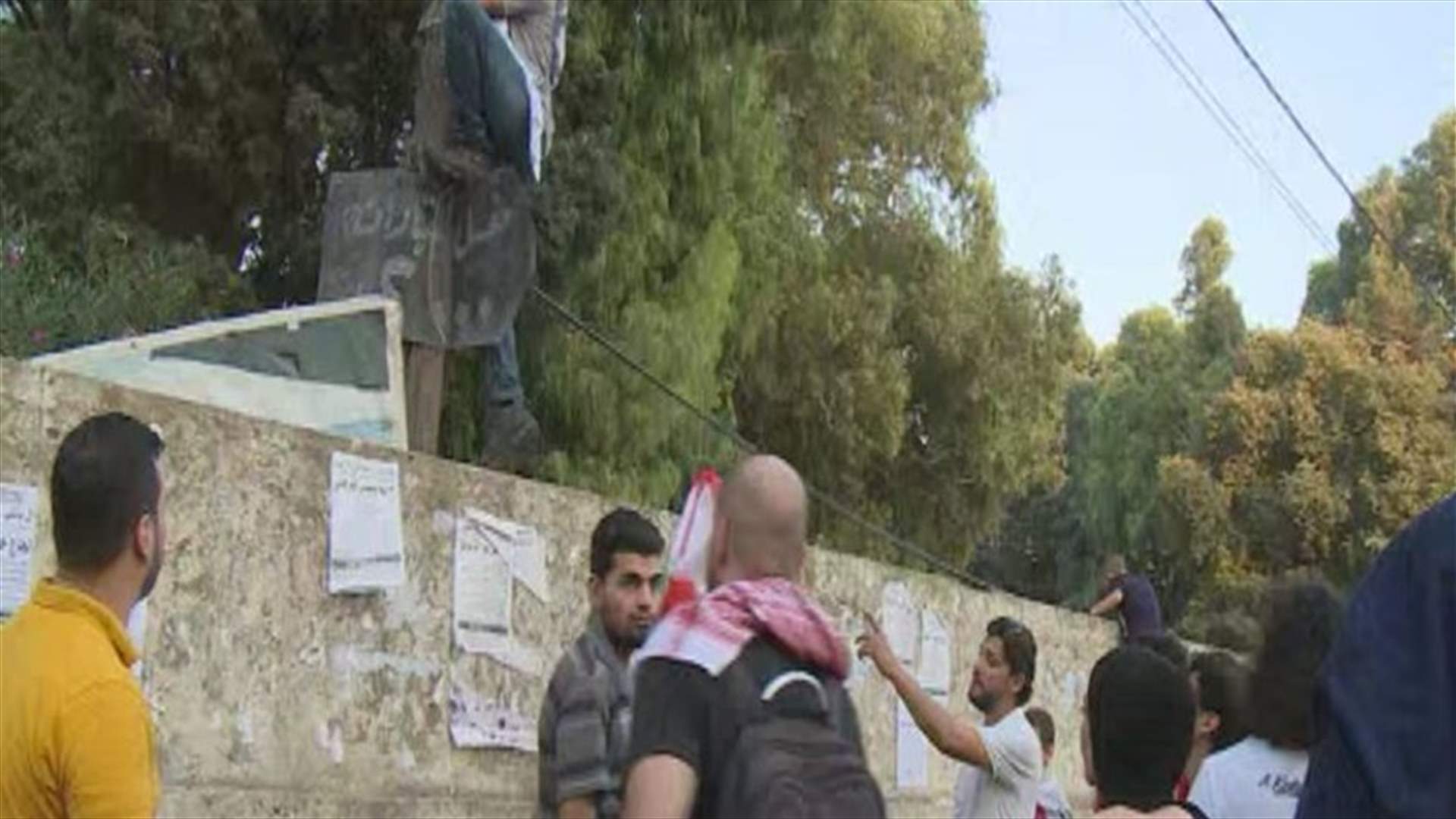طلاب جالوا في شوارع طرابلس.. وحملة لازالة صور السياسيين