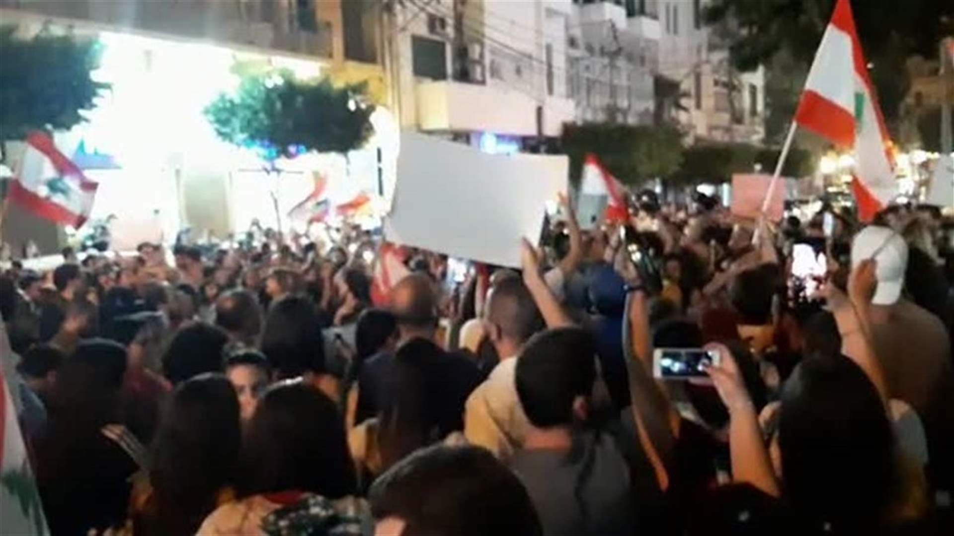 Protesters bang on pots and pans, light candles outside EDL in Gemmayze (Video)