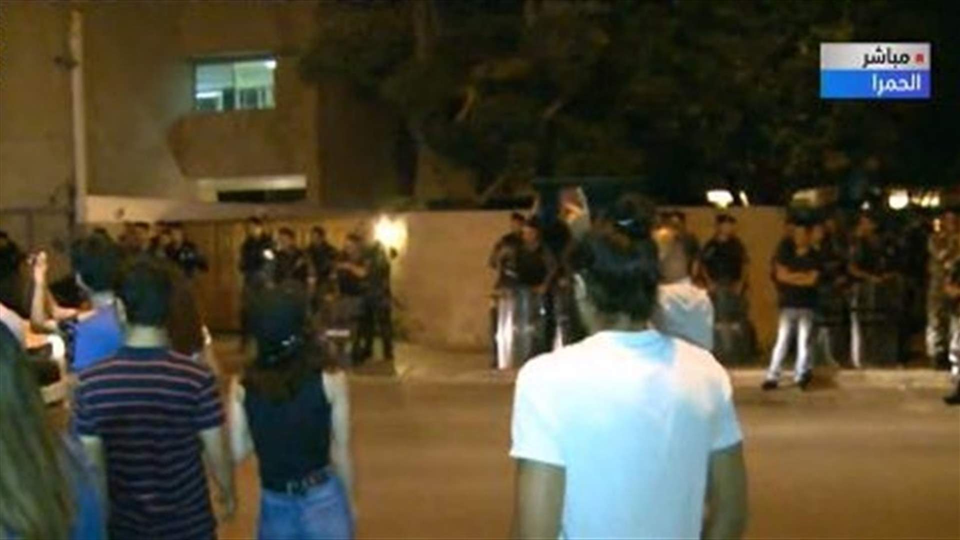 Protest outside Siniora’s residence in Hamra (Video)