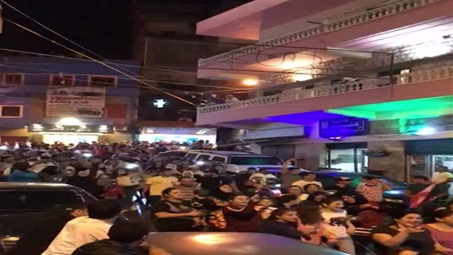 Banging on pots and pans in Tyre, Bajra and Kfarreman (Videos)