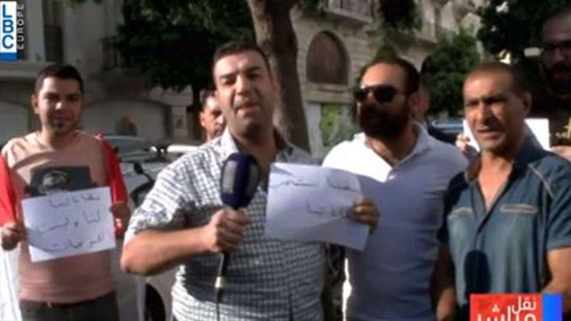 صرخة لعدد من السائقين العموميين امام مديرية النقل: "يا عمومي قوم قوم حتى انت كتير مظلوم" (فيديو)