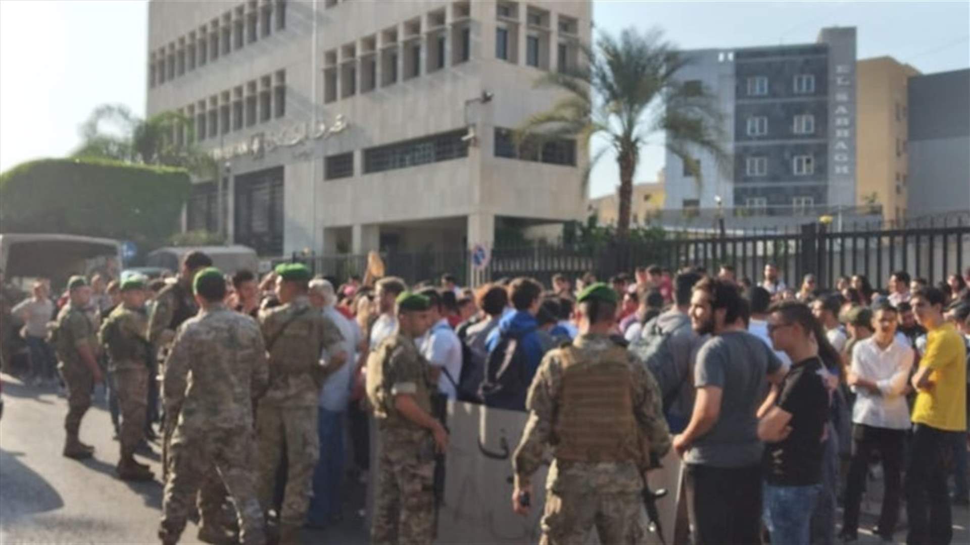 الحراك الطالبي يواصل اعتصامه في ساحة ايليا في صيدا
