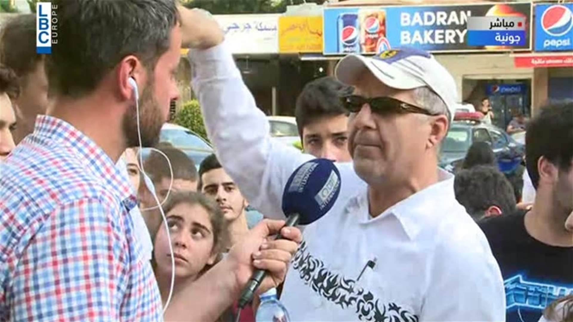 إدمون ساسين يدير حوارًا في ساحة جونية... ماذا يقول جيل التلاميذ وجيل الآباء؟ (فيديو)