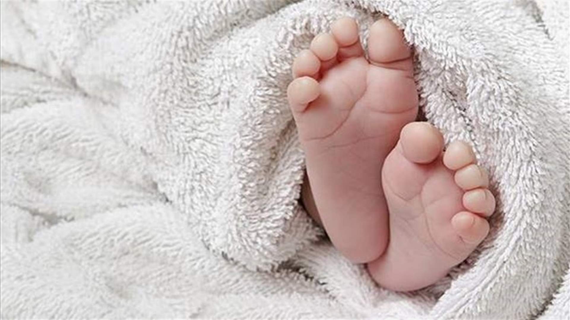 رفضت المستشفى استقبالها فوضعت مولودها في الشارع (فيديو)