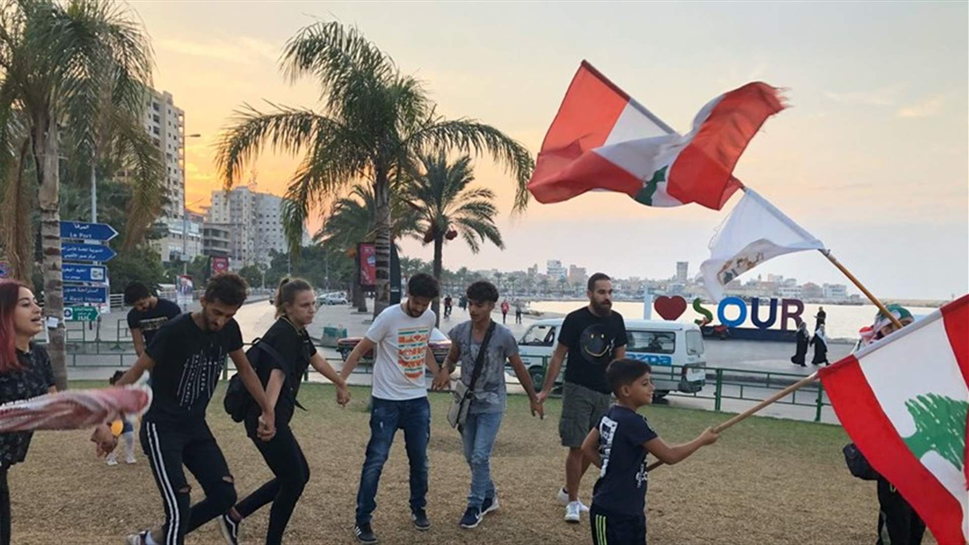 حلقات دبكة للمحتجين في ساحة العلم بصور (فيديو)
