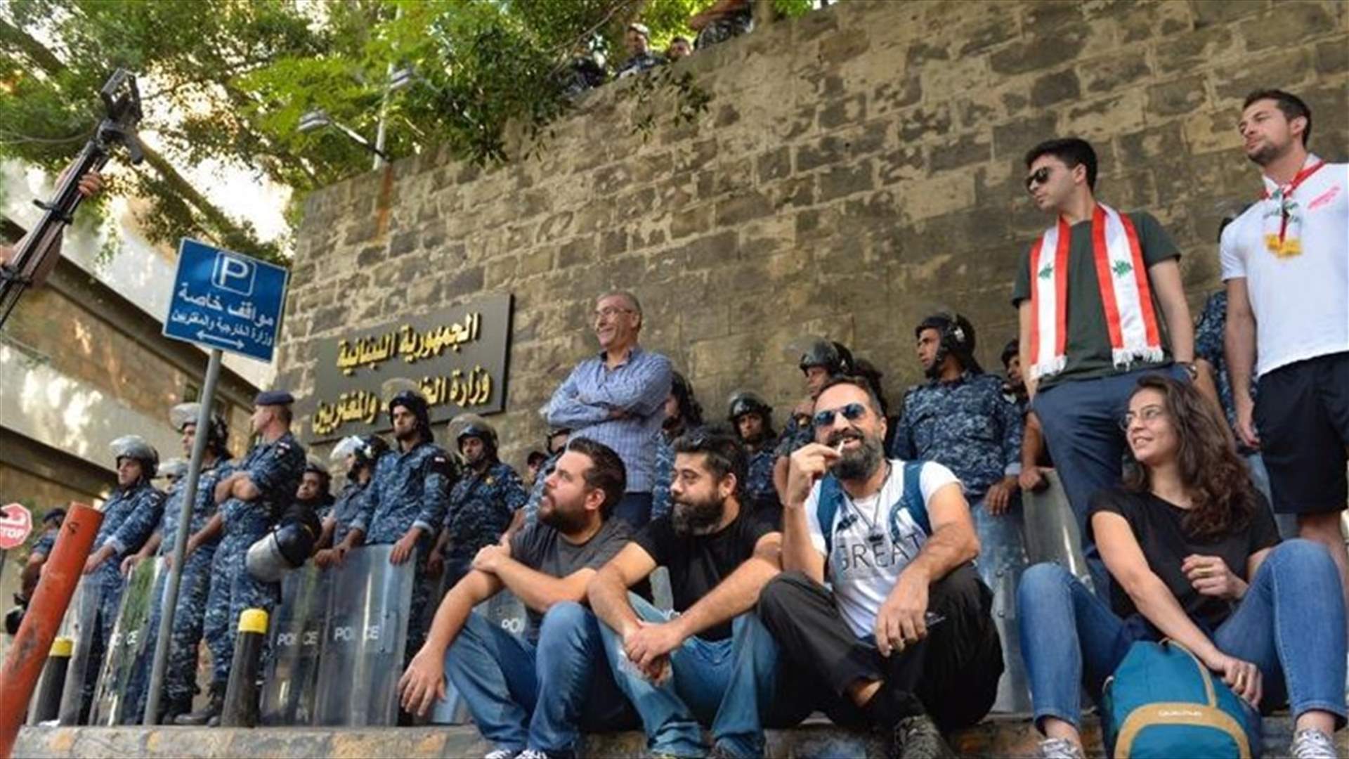 اعتصام امام وزارة الخارجية.. وتجاوب من قبل السيارات "زمر اذا انت مع الثورة" (فيديو)