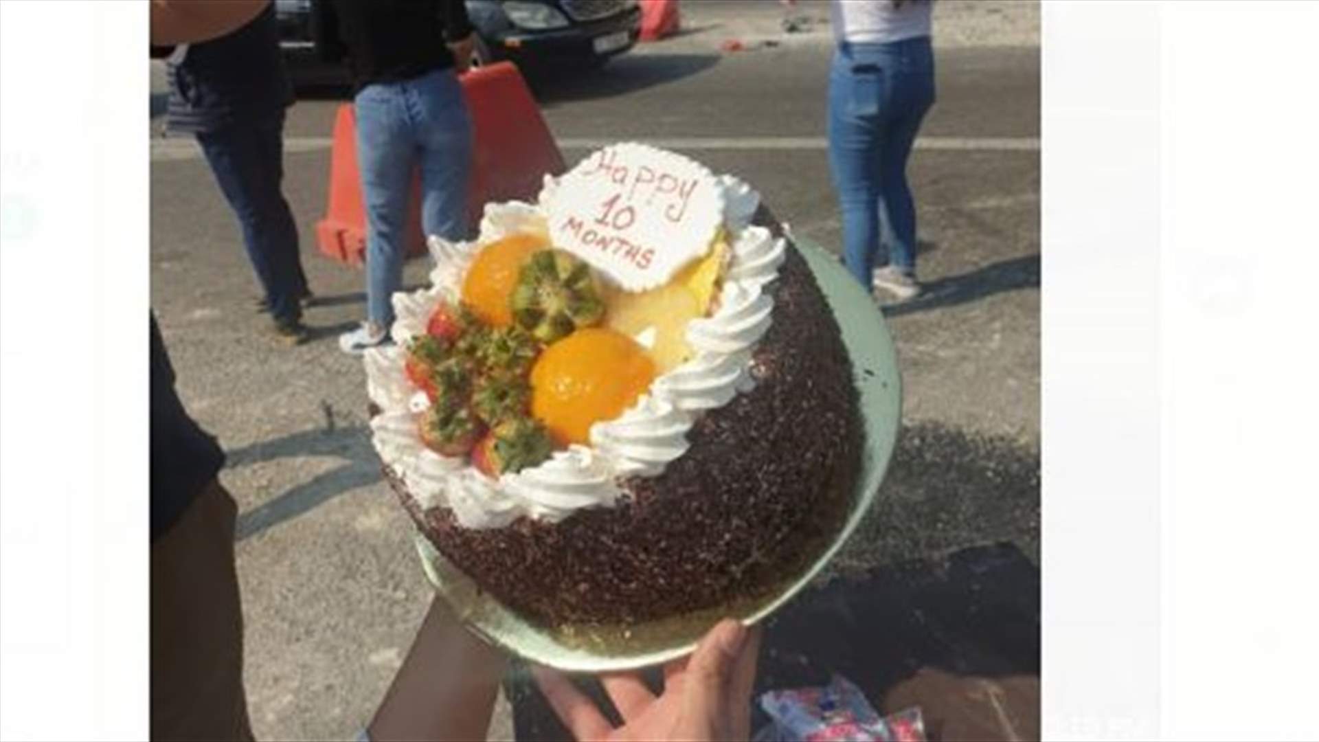 مع بدء الاشغال على اوتوستراد شكا... قالب حلوى و&quot;سنة حلوة يا جميل&quot; (فيديو)