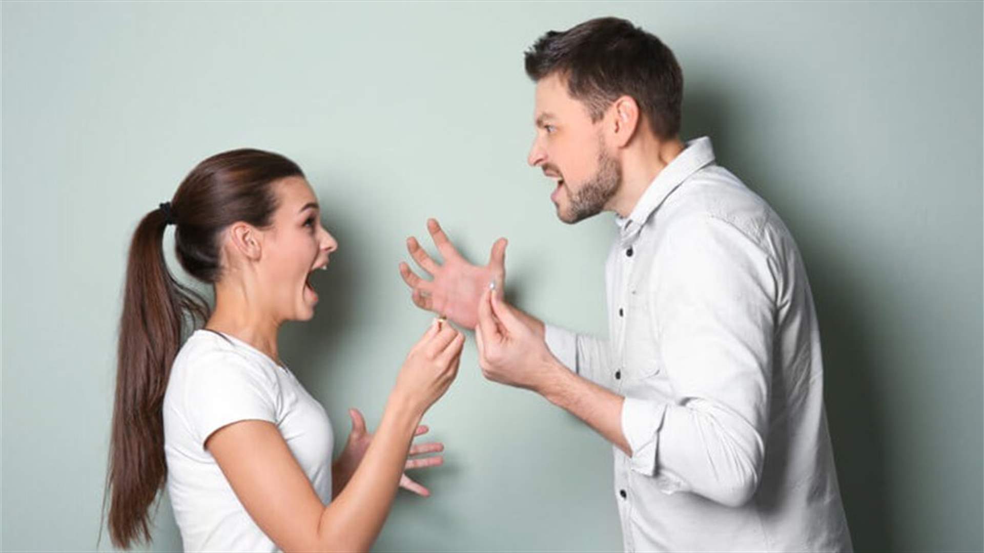 بعد مشادة كلامية... رجل يقتلع عيني زوجته أمام أولادهما!