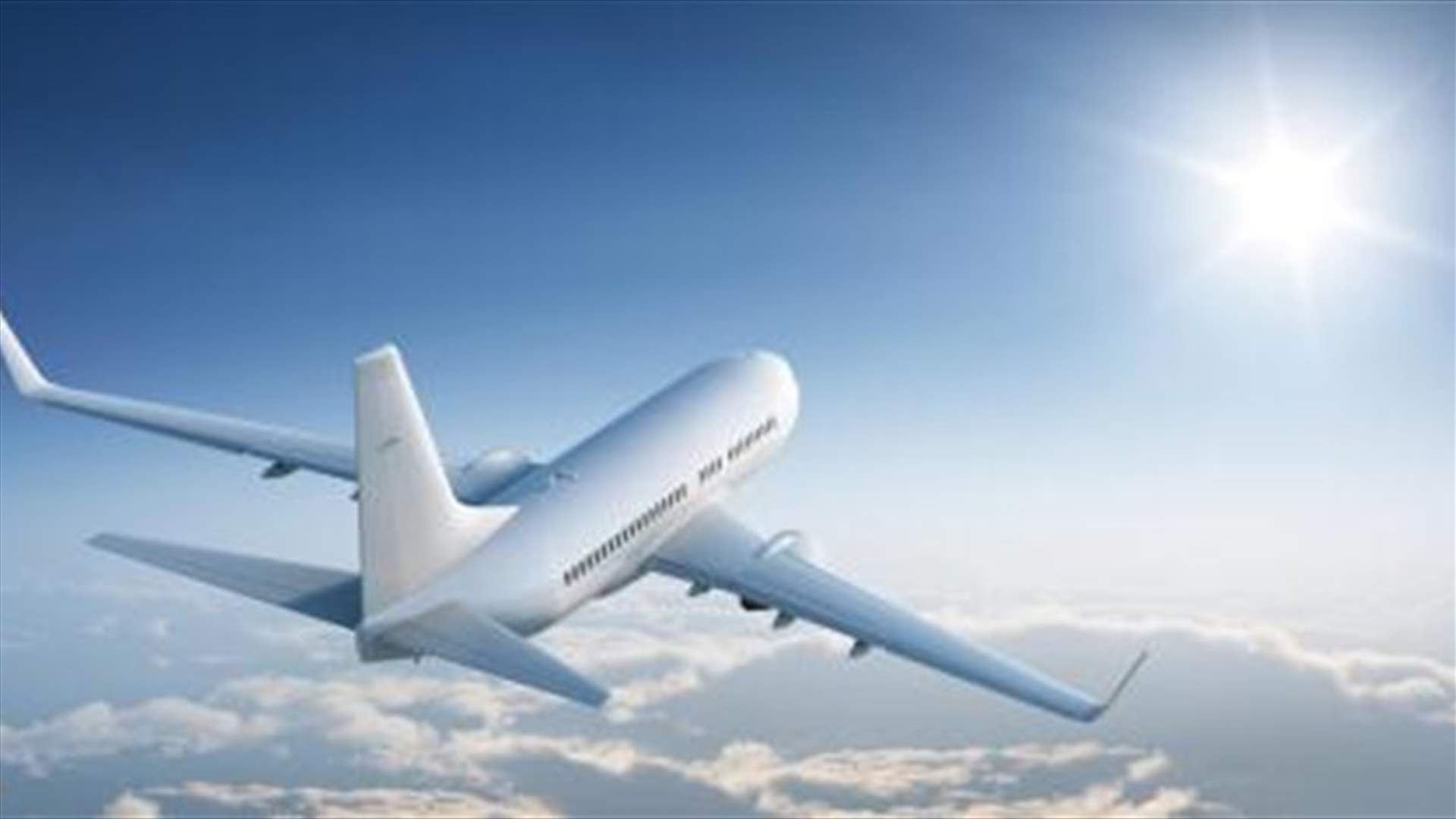 سائح مخمور أرعب ركاب طائرة... خلع باب الخروج الطارئ قبل الإقلاع! (صور)