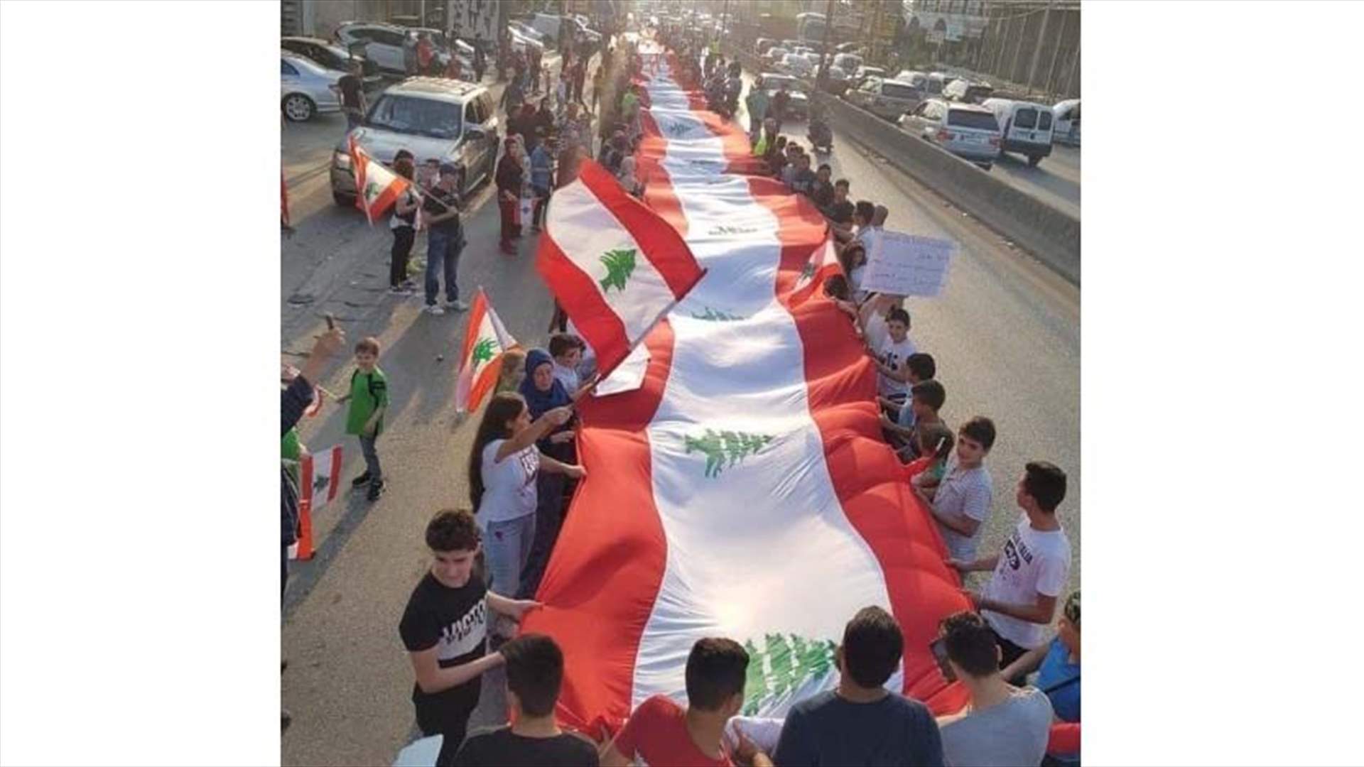 رفع علم لبناني بطول ألف متر بمسيرة في المنية