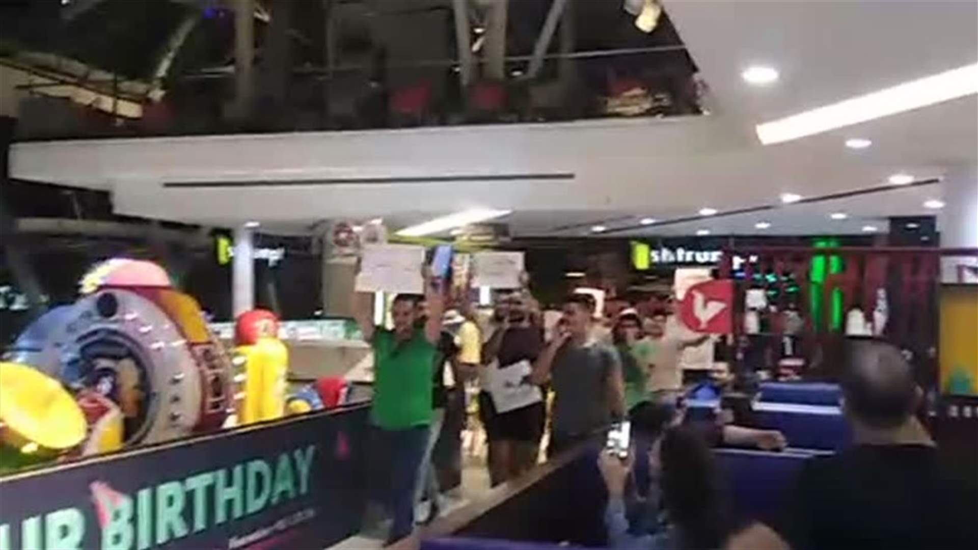 &quot;ثوّار&quot; في أحد المجمعات التجارية... (فيديو)