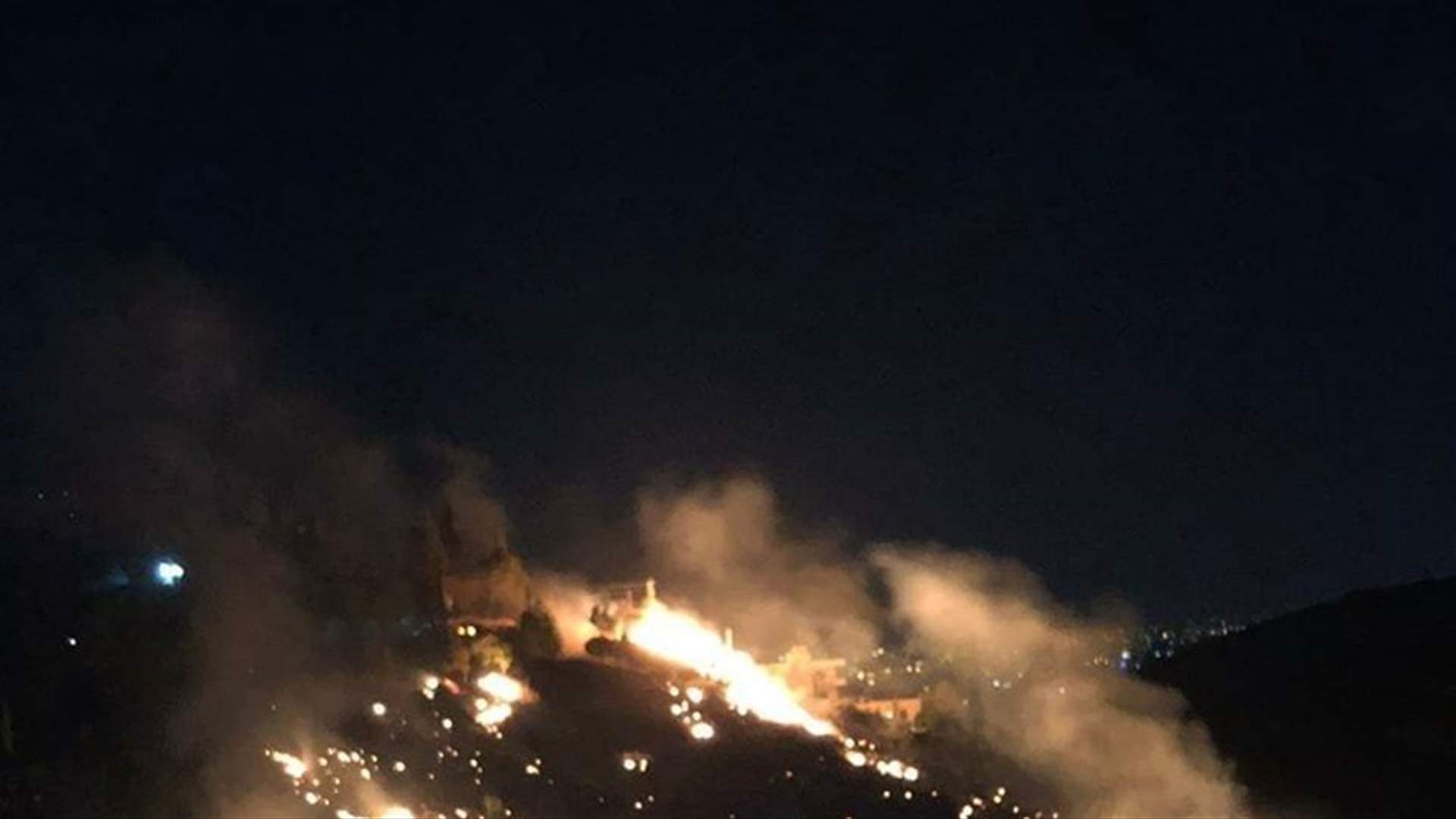 إخماد حريق في كفردونين - بنت جبيل... وانتهاء عمليات التبريد (صور وفيديو)