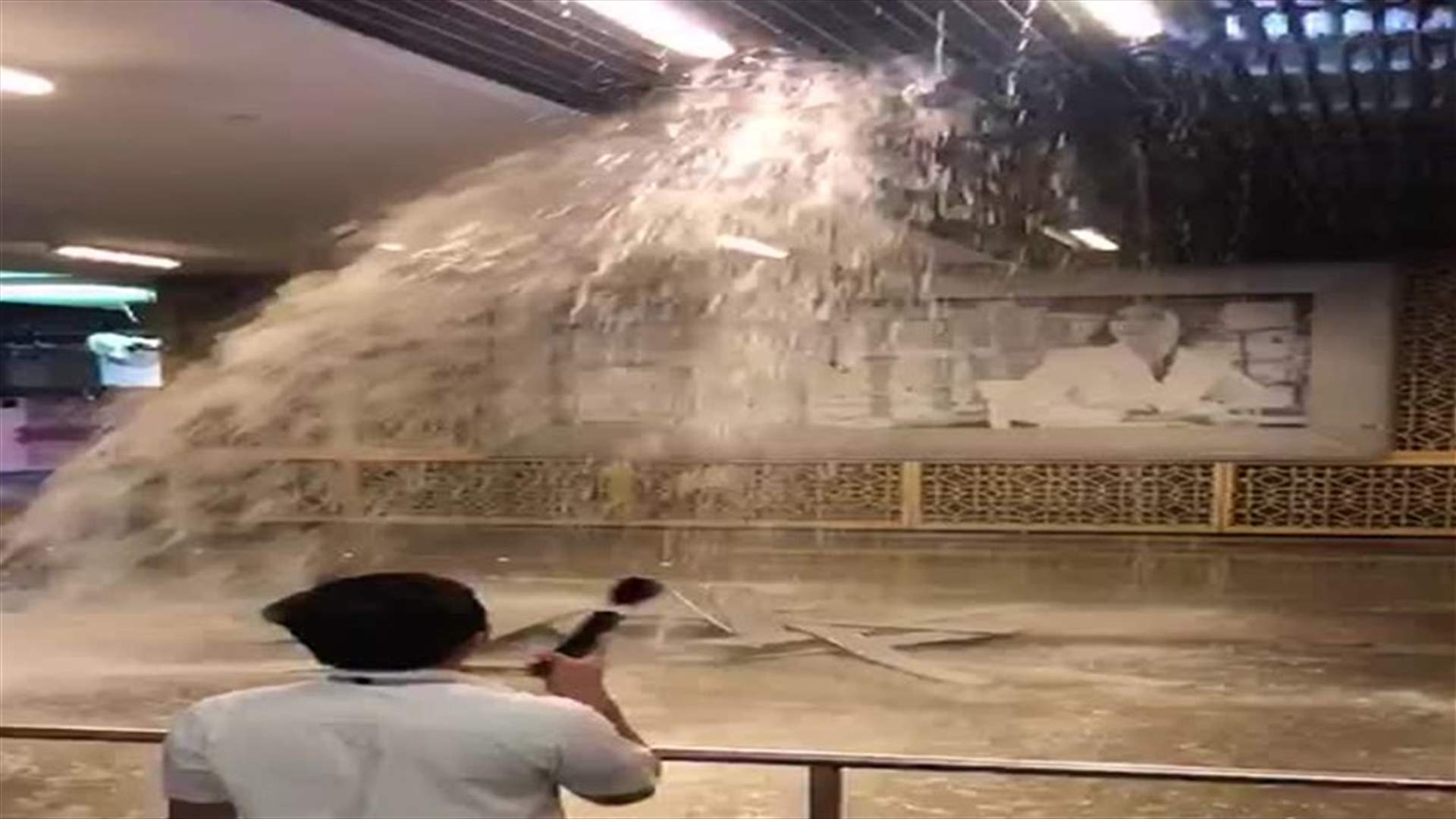 تسرب مياه الأمطار إلى بعض المحال التجارية في دبي مول (فيديوهات)