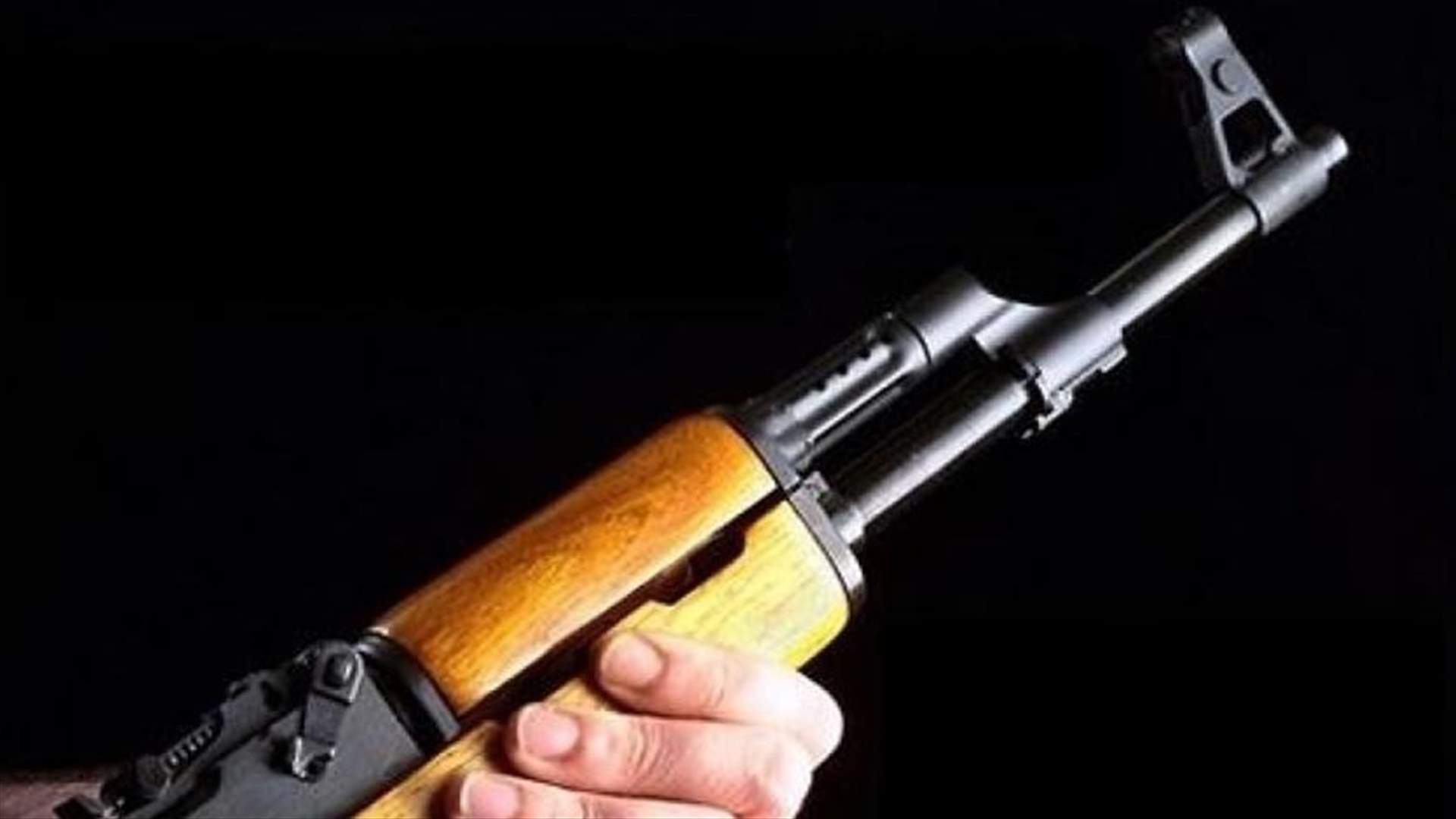 أصيب بطلق ناري من بندقية صيد عن طريق الخطأ...