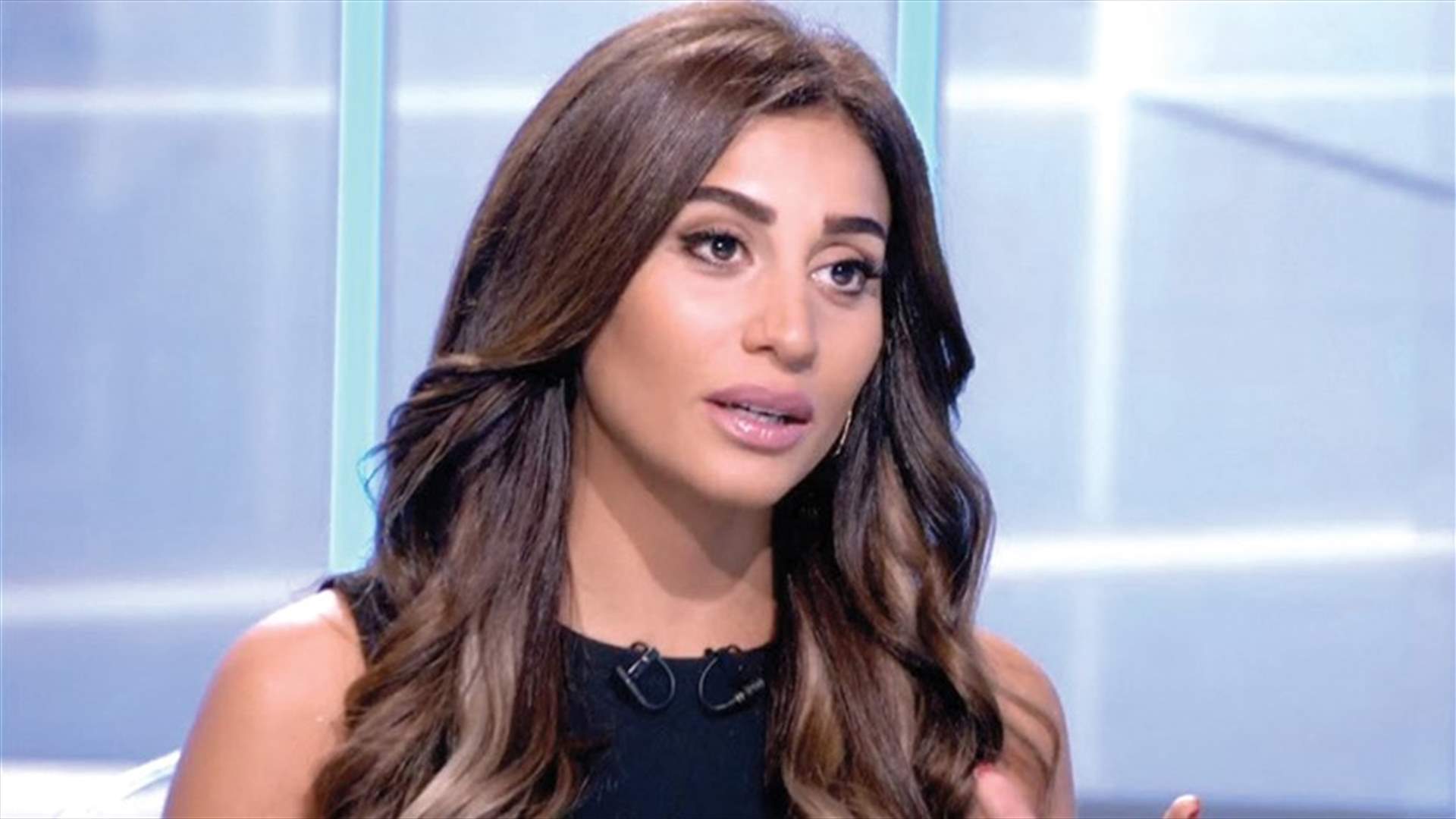 دينا شربيني تُثير الجدل في جنازة هيثم أحمد زكي: &quot;انتو بتصوروا ايه؟&quot;