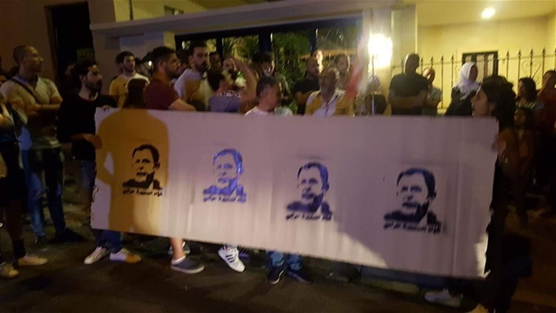 Protesters stage sit-in outside Siniora’s office in Sidon (Video)