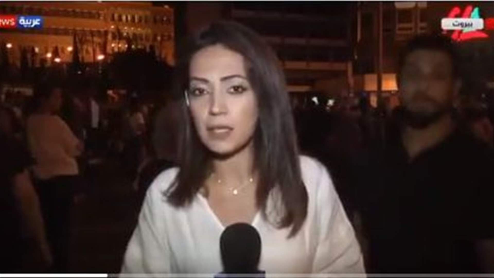 متظاهر يقبّل مراسلة على الهواء مباشرة في وسط بيروت (فيديو)